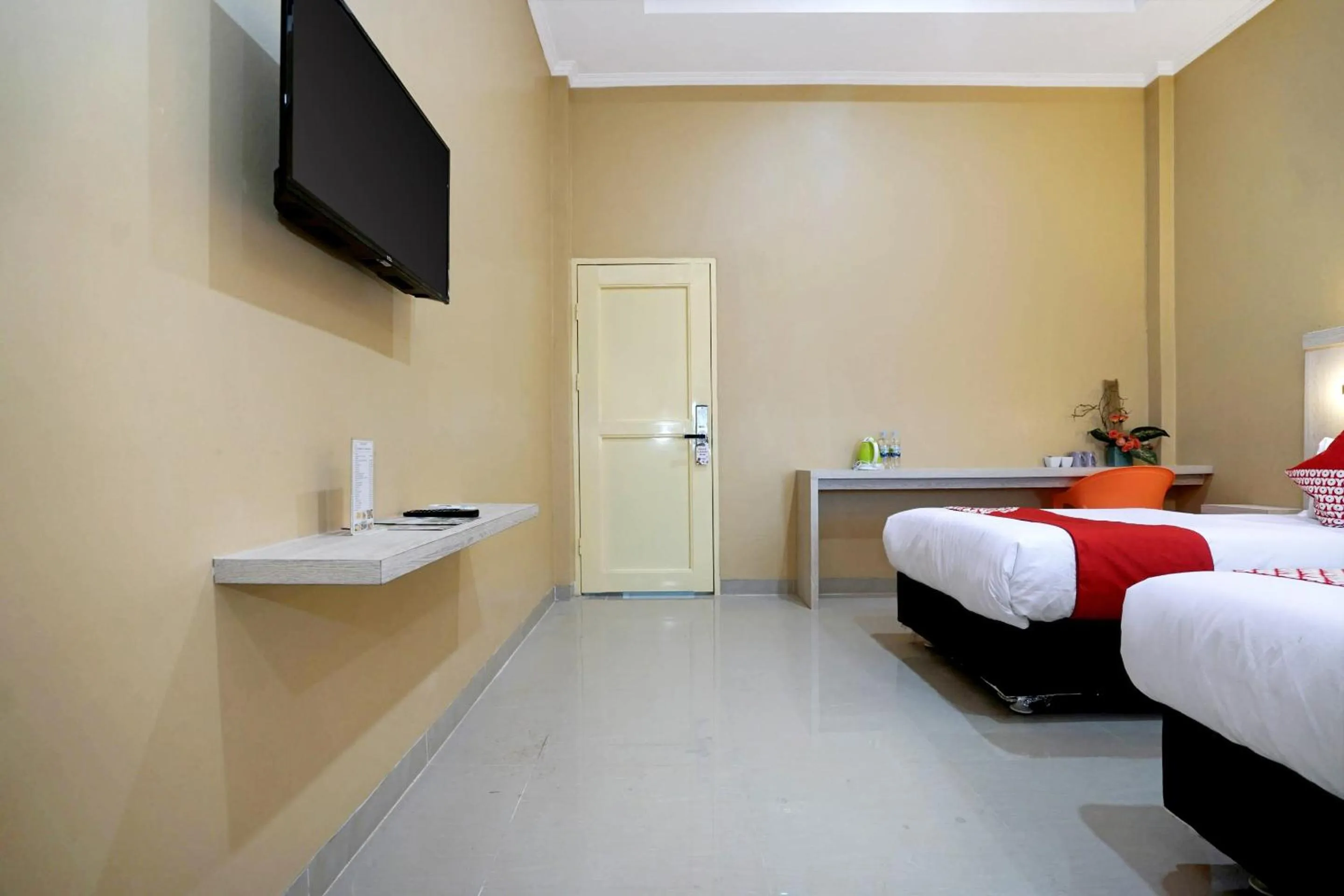 Bedroom in OYO Life 1299 Balcony Orange Homestay