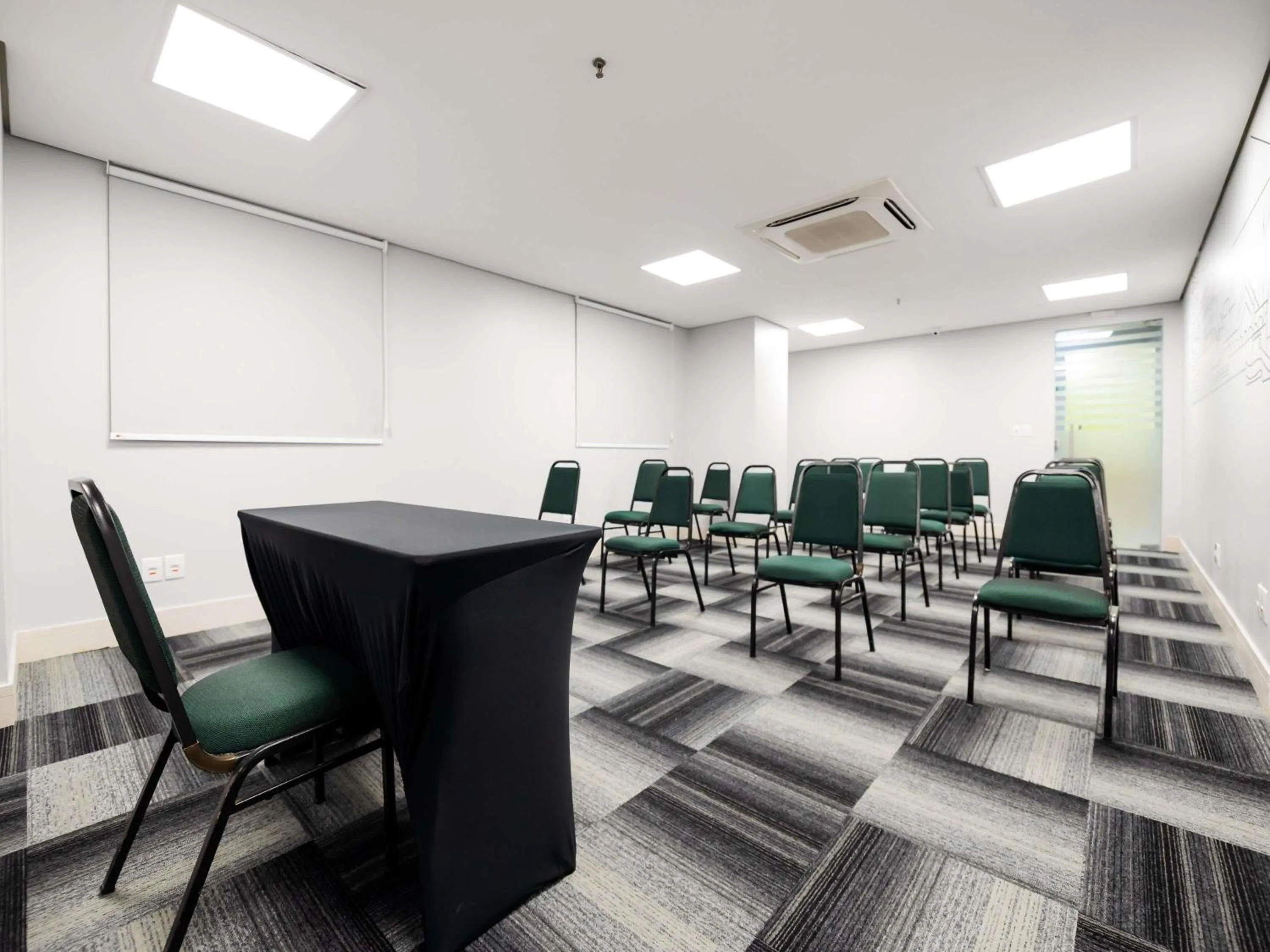Meeting/conference room in Ibis Styles Belém Hangar
