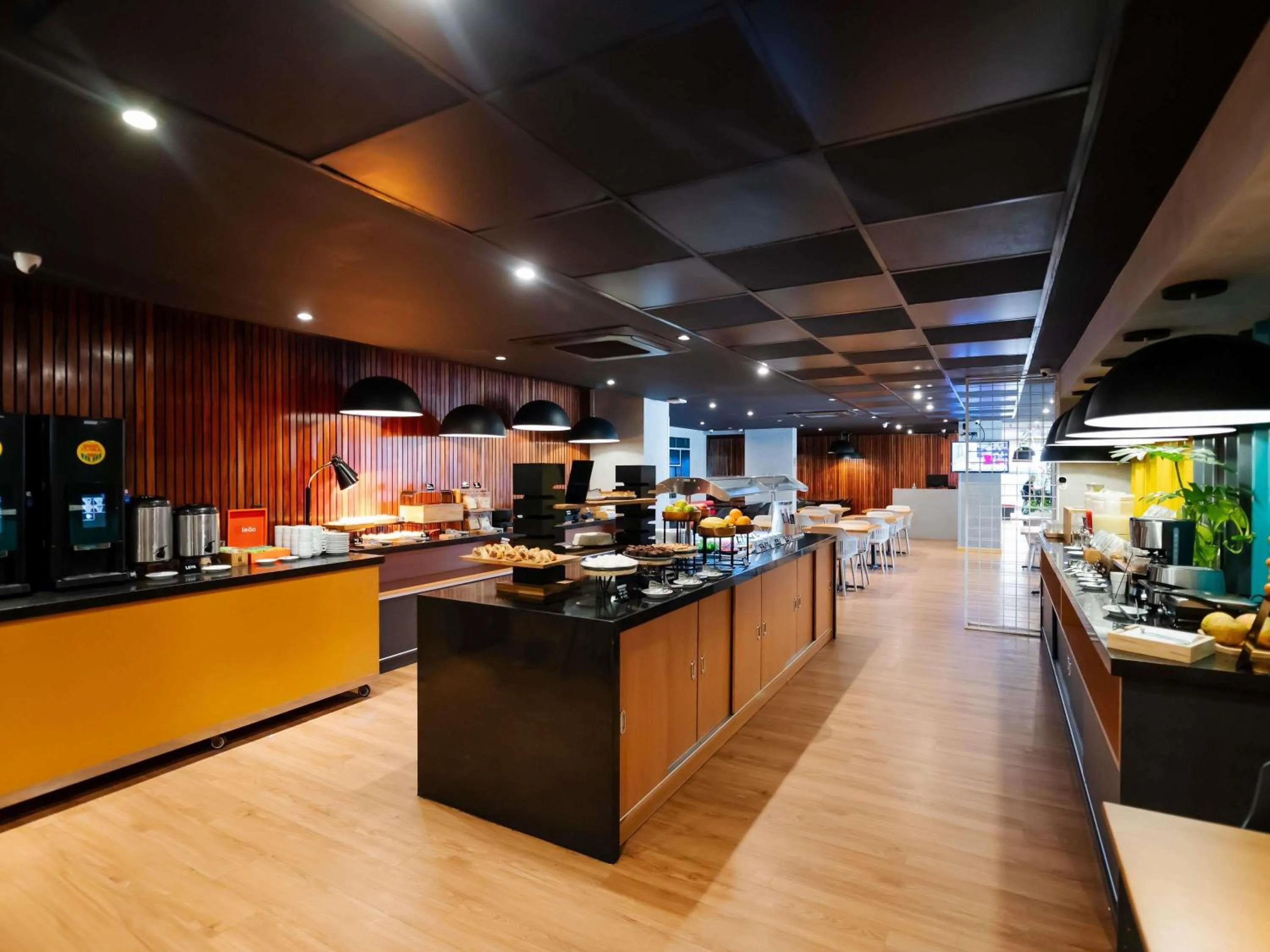 Restaurant/places to eat in Ibis Styles Belém Hangar