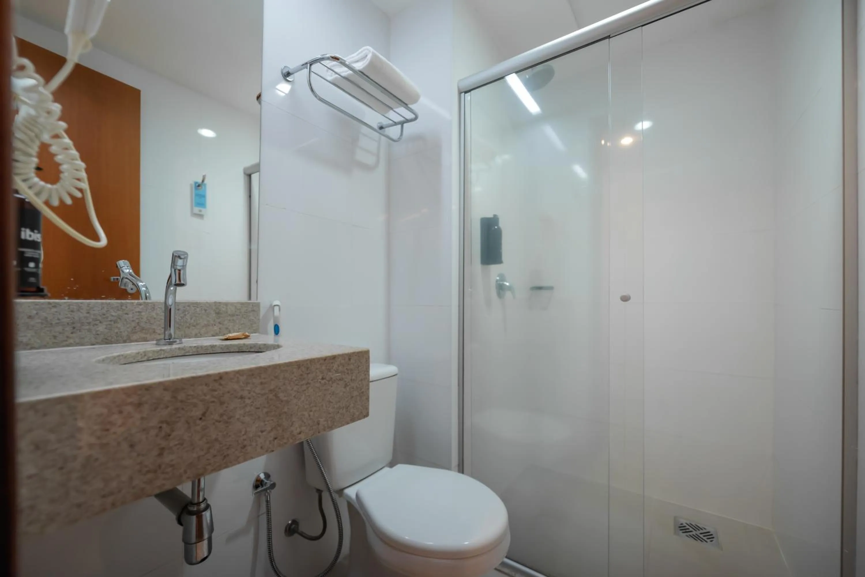 Bathroom in Ibis Styles Belém Hangar