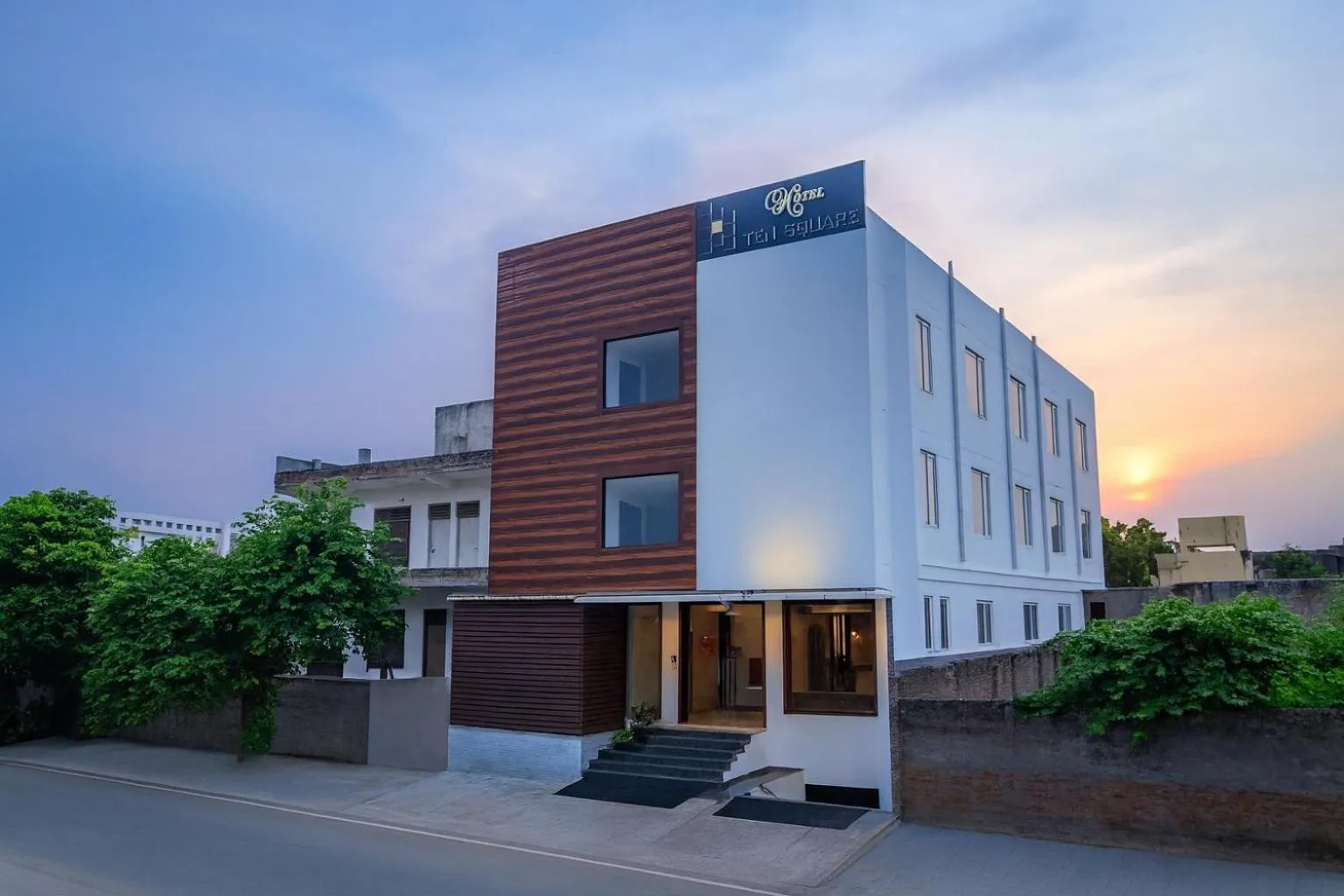 Property building in HOTEL TEN SQUARE - 5 Minutes from The Taj Mahal