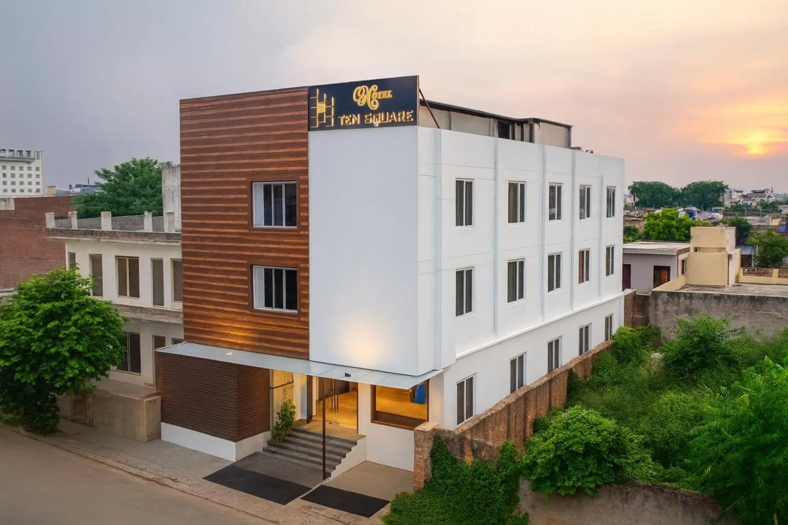 Property building in HOTEL TEN SQUARE - 5 Minutes from The Taj Mahal