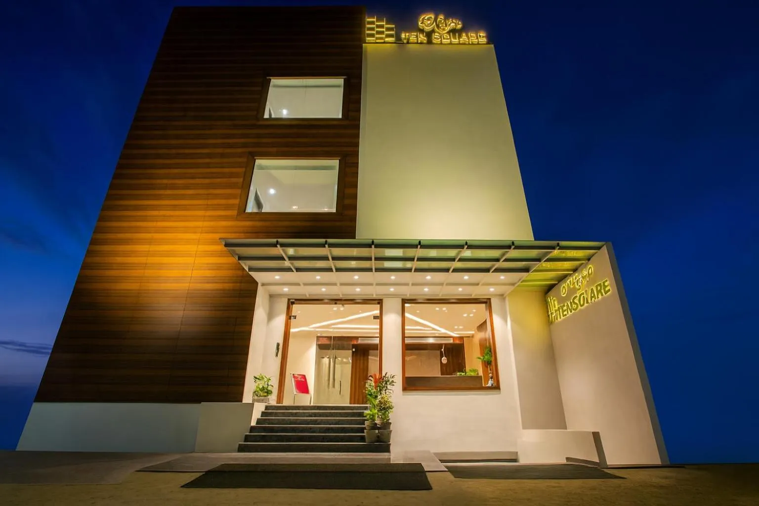 Property building in HOTEL TEN SQUARE - 5 Minutes from The Taj Mahal