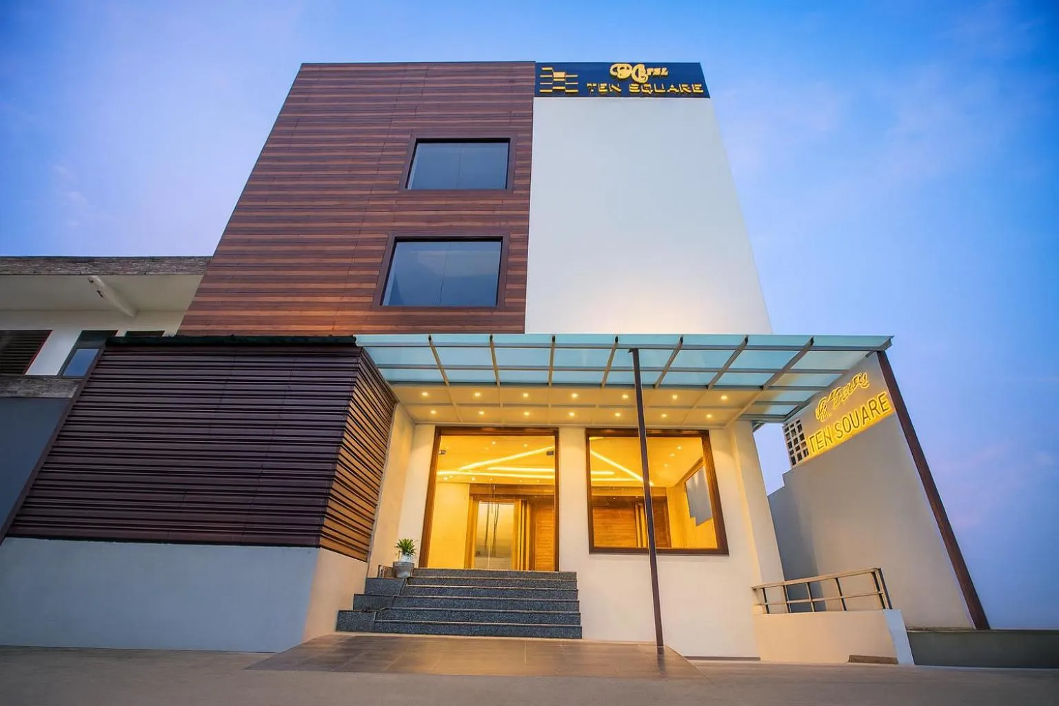Property building in HOTEL TEN SQUARE - 5 Minutes from The Taj Mahal