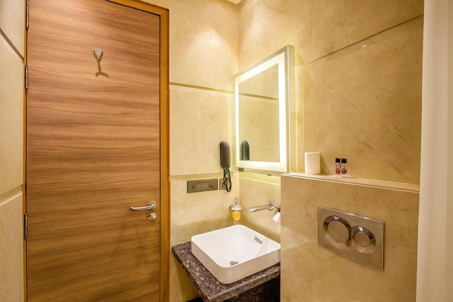 Shower in HOTEL TEN SQUARE - 5 Minutes from The Taj Mahal