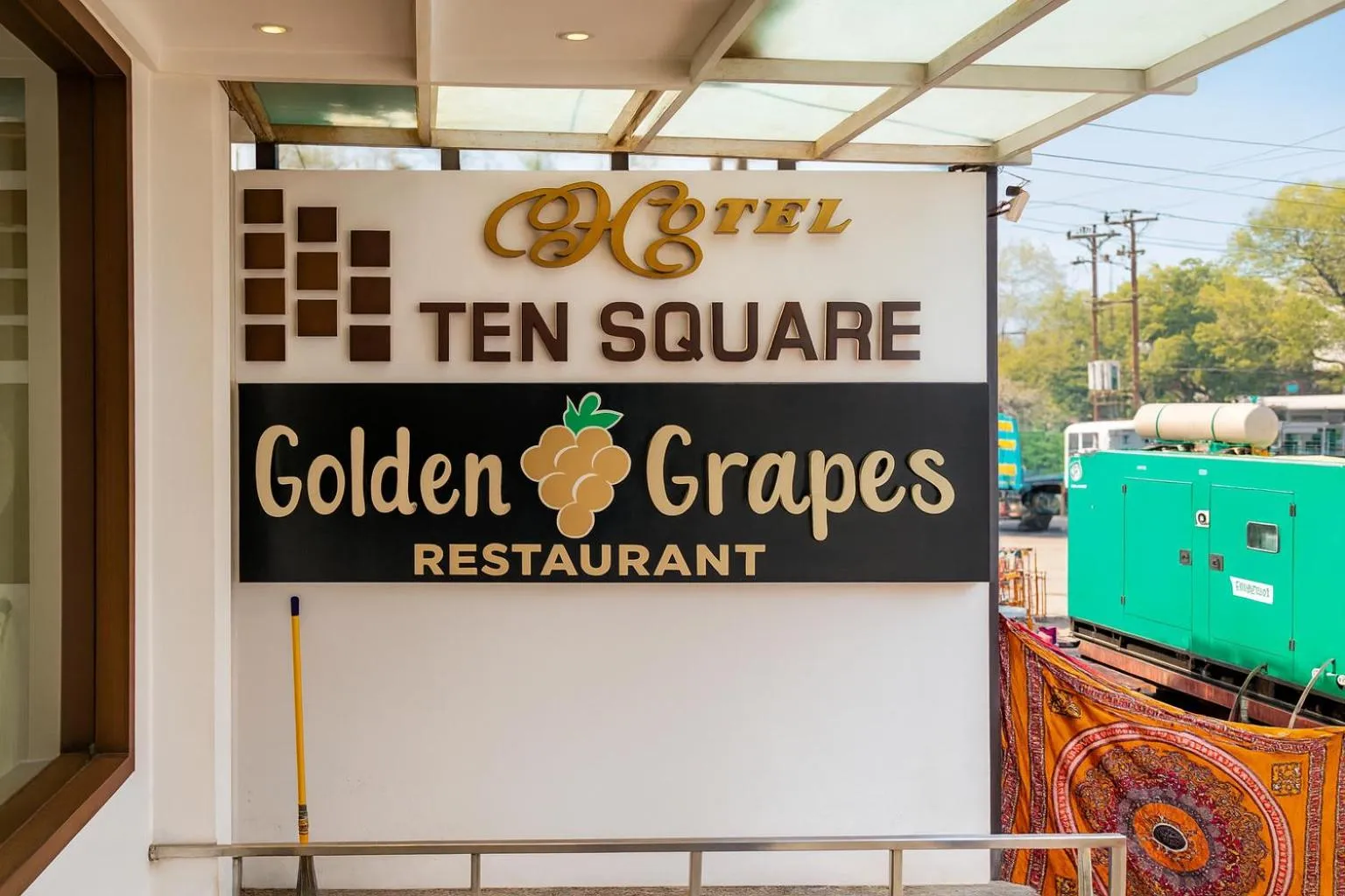 Day in HOTEL TEN SQUARE - 5 Minutes from The Taj Mahal