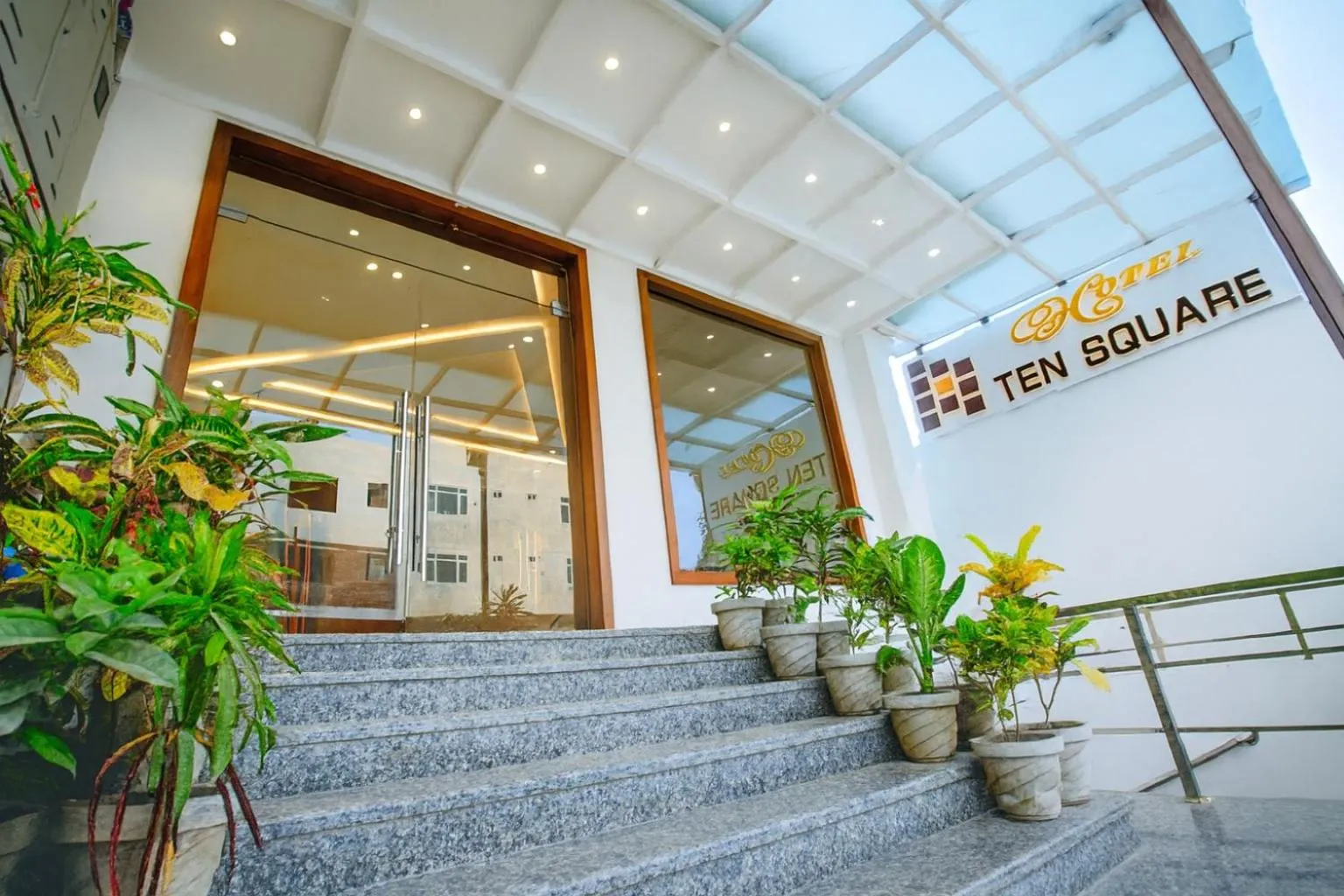 Facade/entrance in HOTEL TEN SQUARE - 5 Minutes from The Taj Mahal