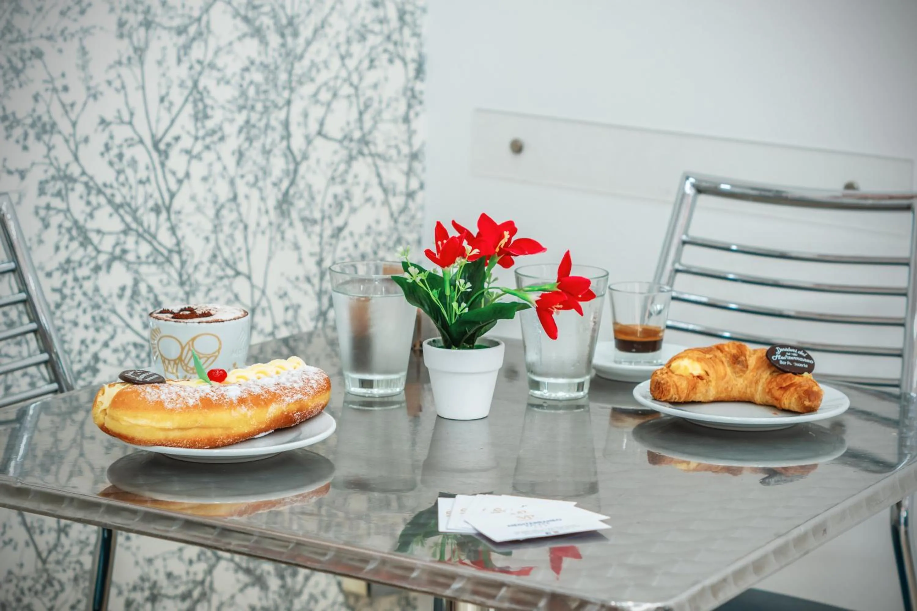 Food and drinks in Mediterraneo Palace Luxury Affittacamere