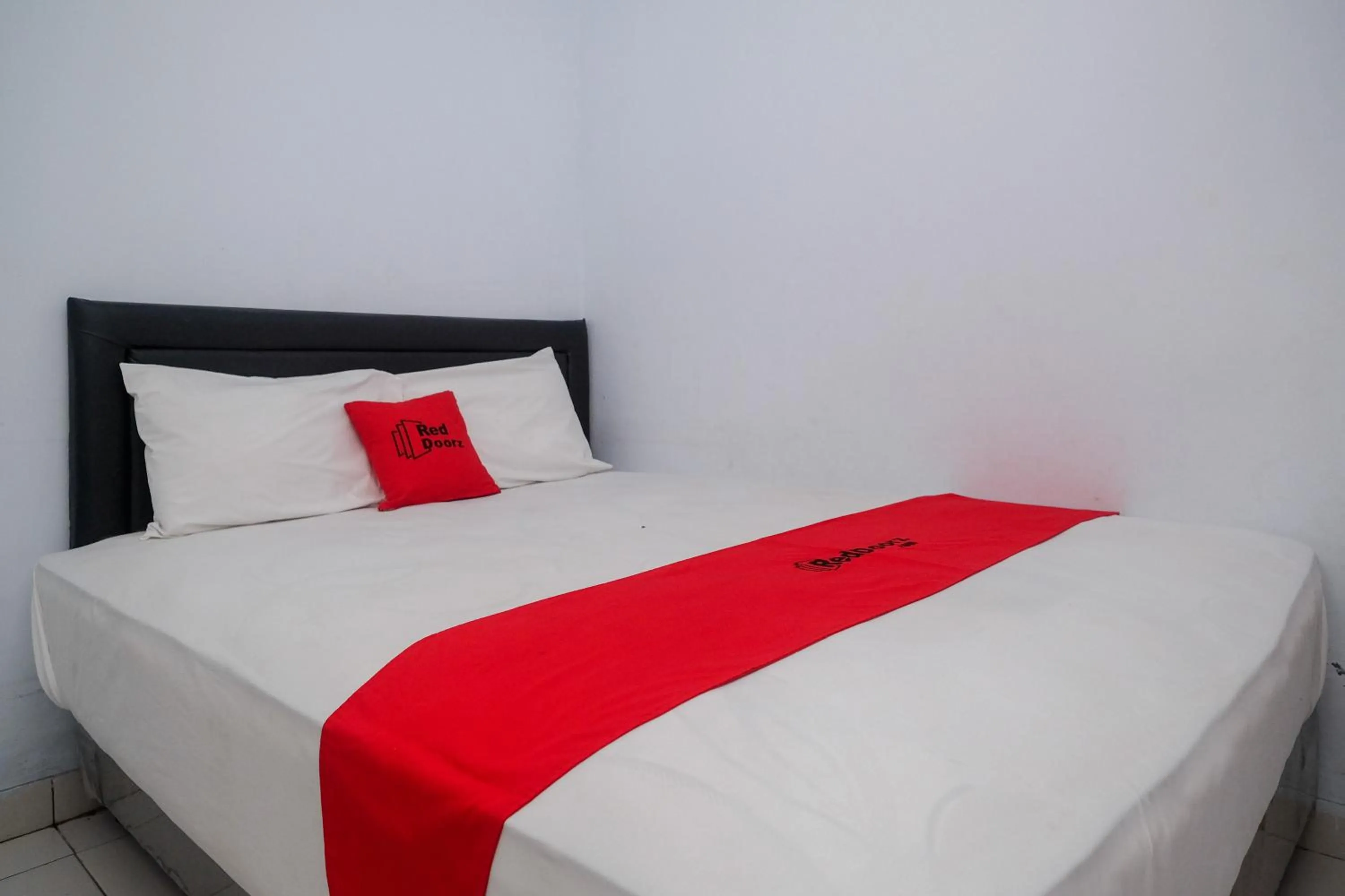 Bedroom, Bed in RedDoorz at Lapangan Bandara Sam Ratulangi Manado