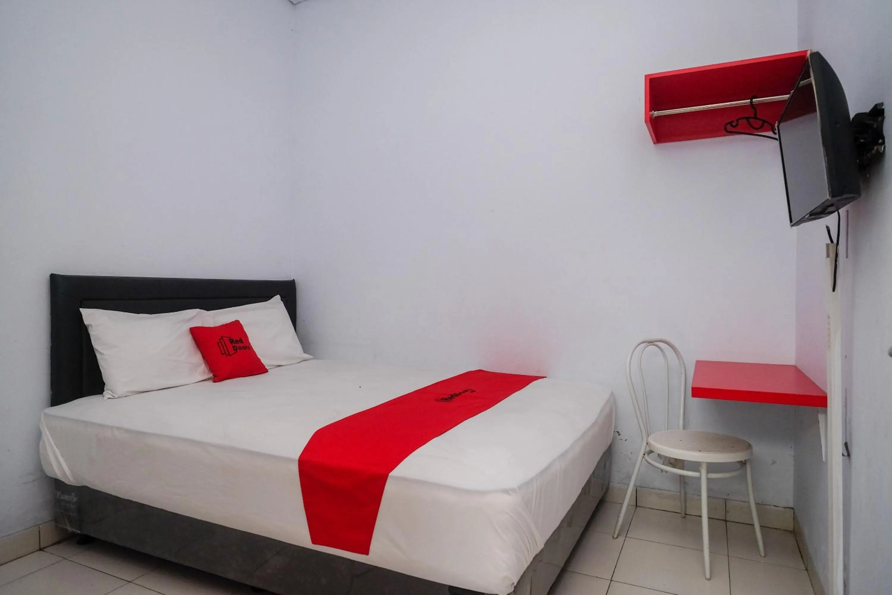 Photo of the whole room, Bed in RedDoorz at Lapangan Bandara Sam Ratulangi Manado