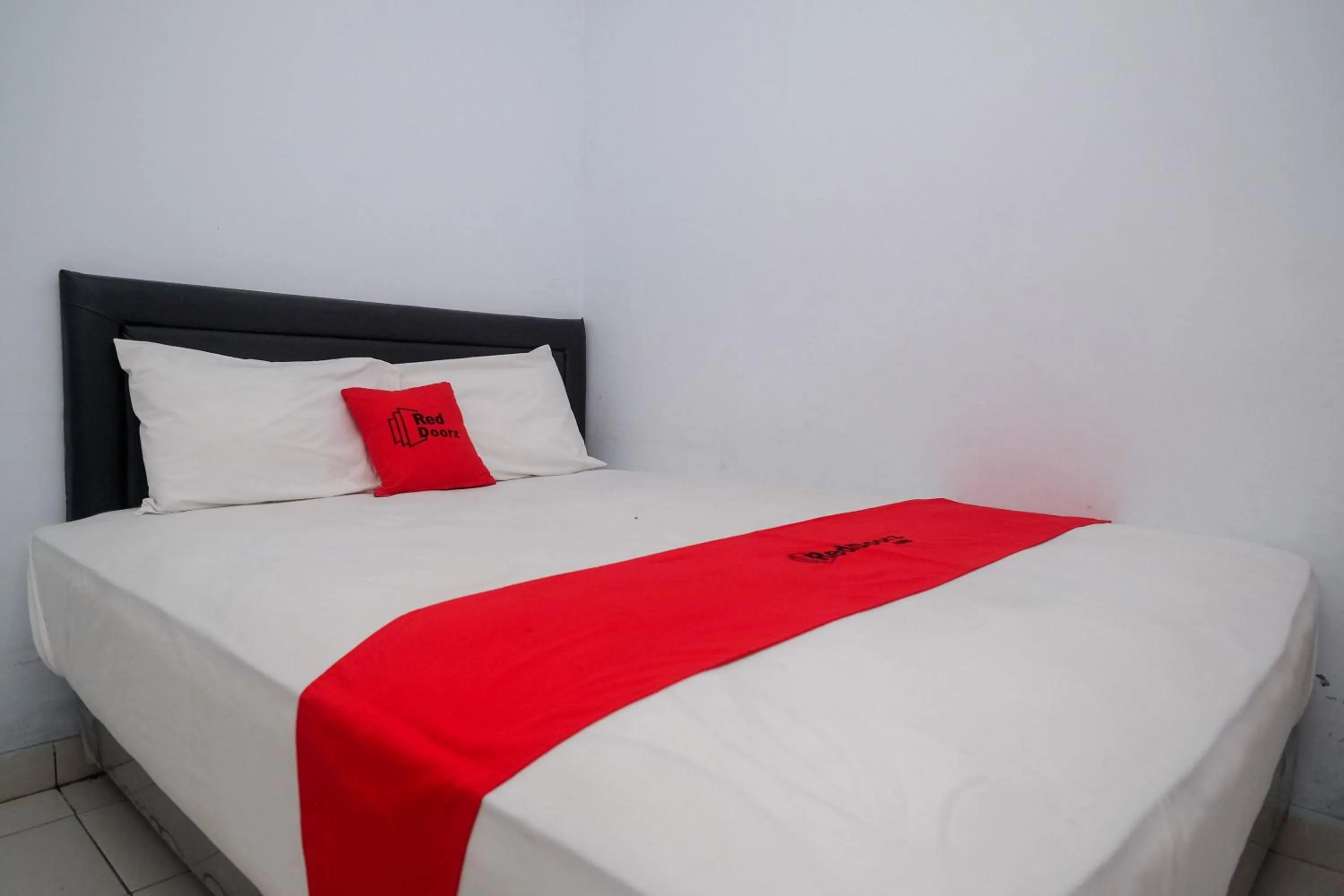 Bedroom, Bed in RedDoorz at Lapangan Bandara Sam Ratulangi Manado