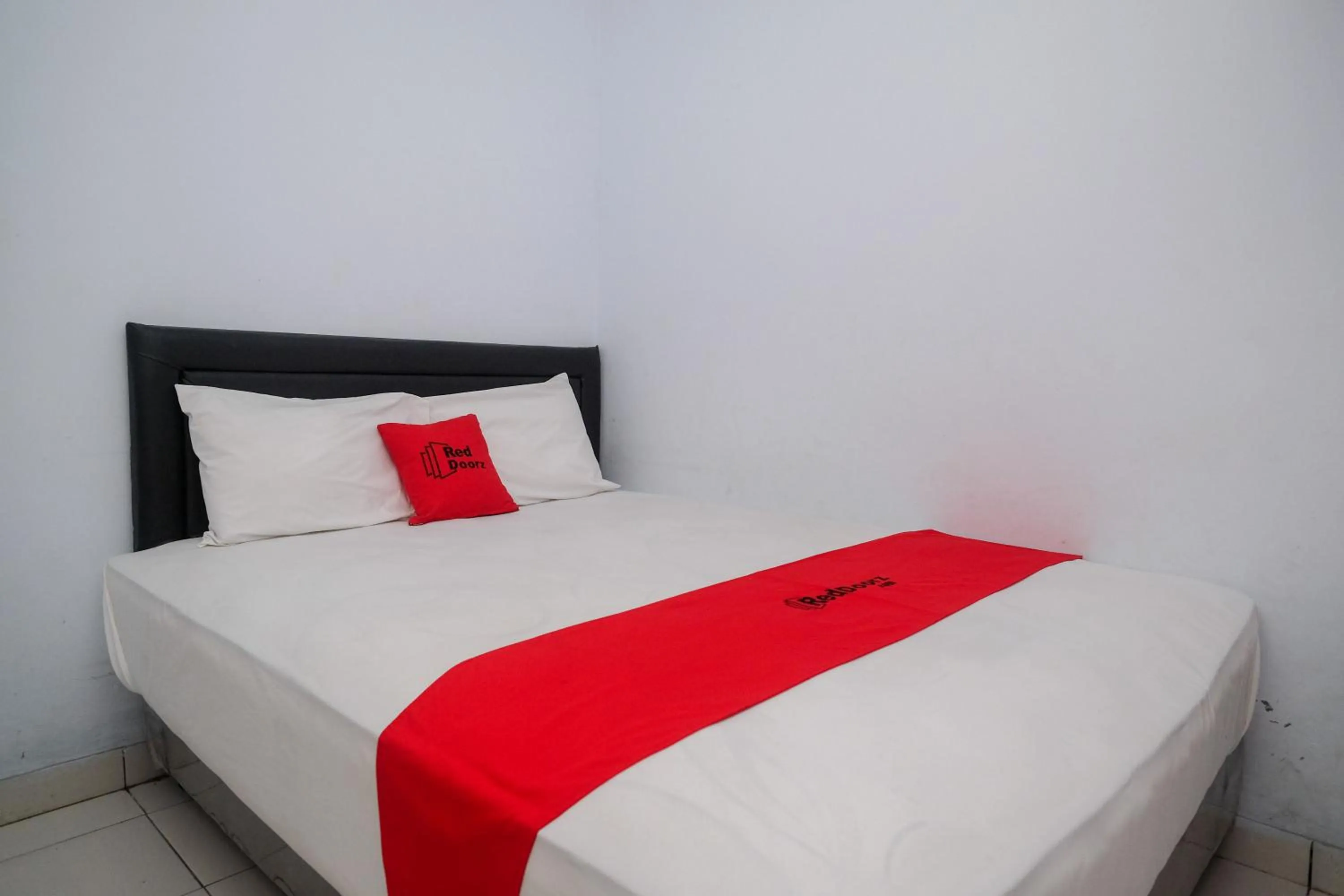 Photo of the whole room, Bed in RedDoorz at Lapangan Bandara Sam Ratulangi Manado