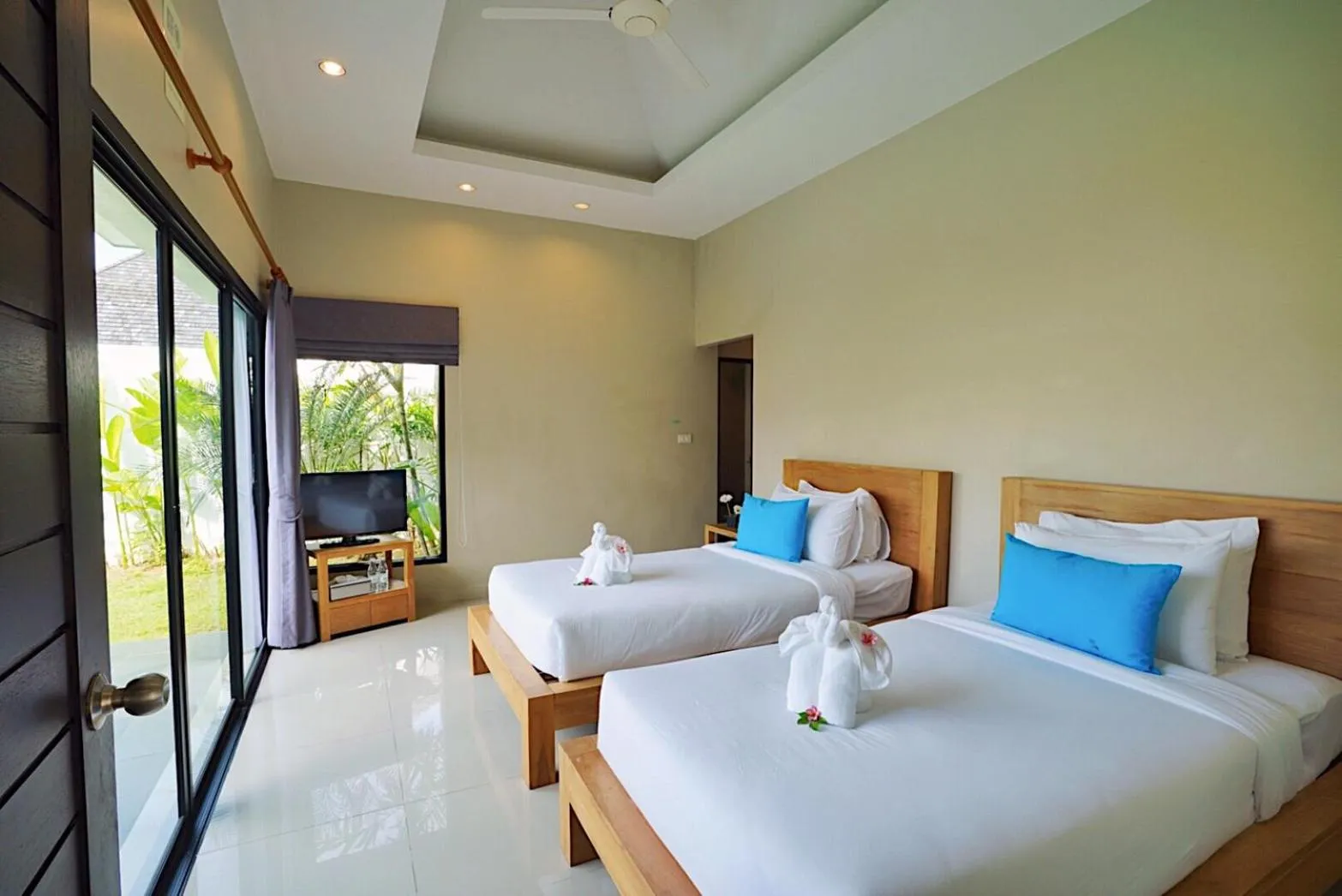 Photo of the whole room, Bed in Layantara Villas