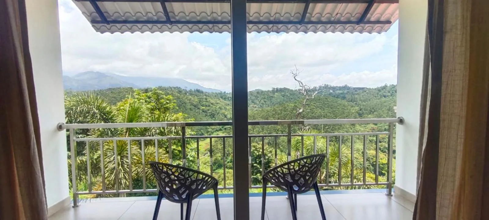 Balcony/Terrace in The Lake View Munnar