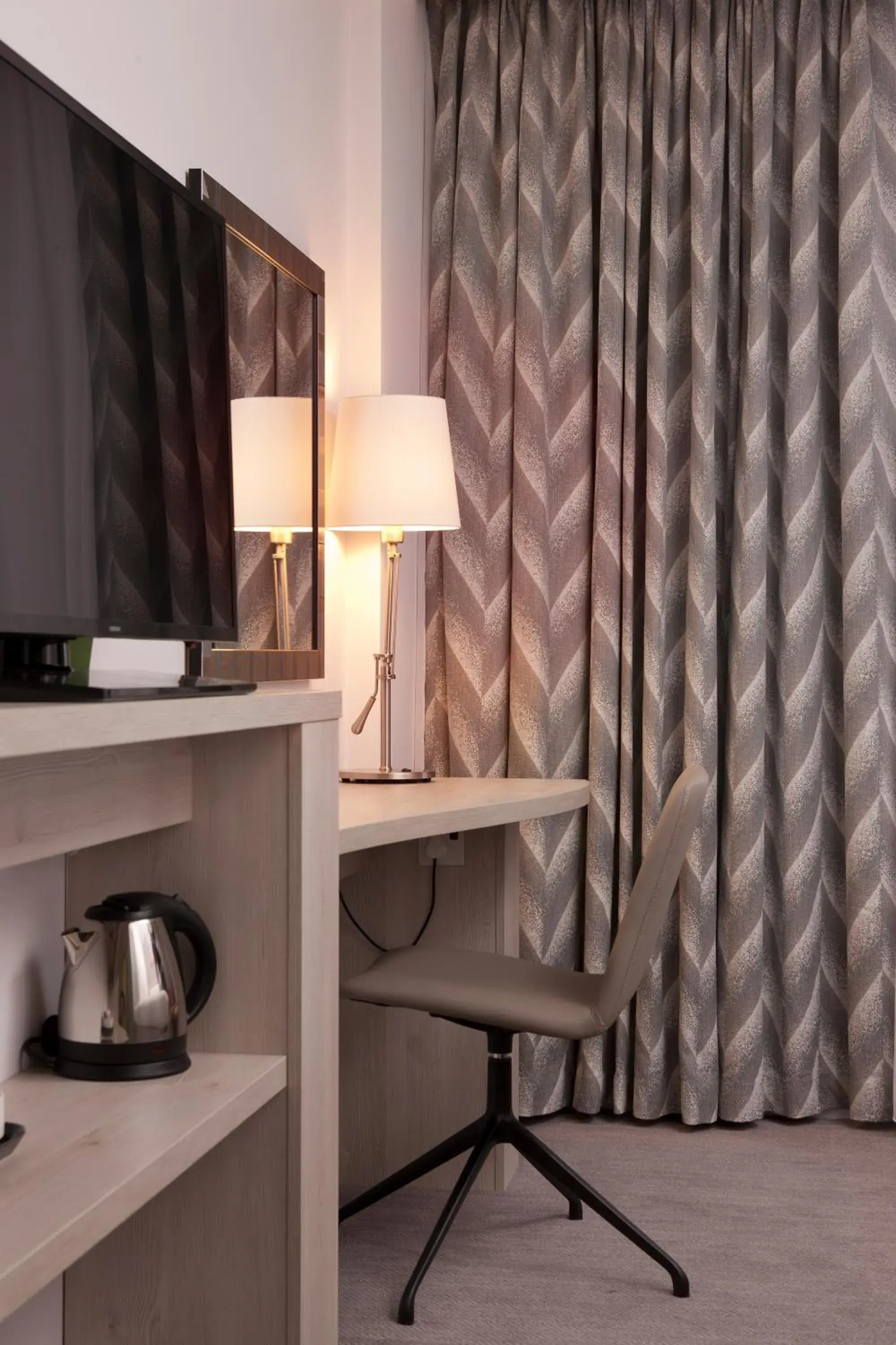 Queen Room with City View in Hampton By Hilton Leeds City Centre Queen Room with City View in Hampton By Hilton Leeds City Centre