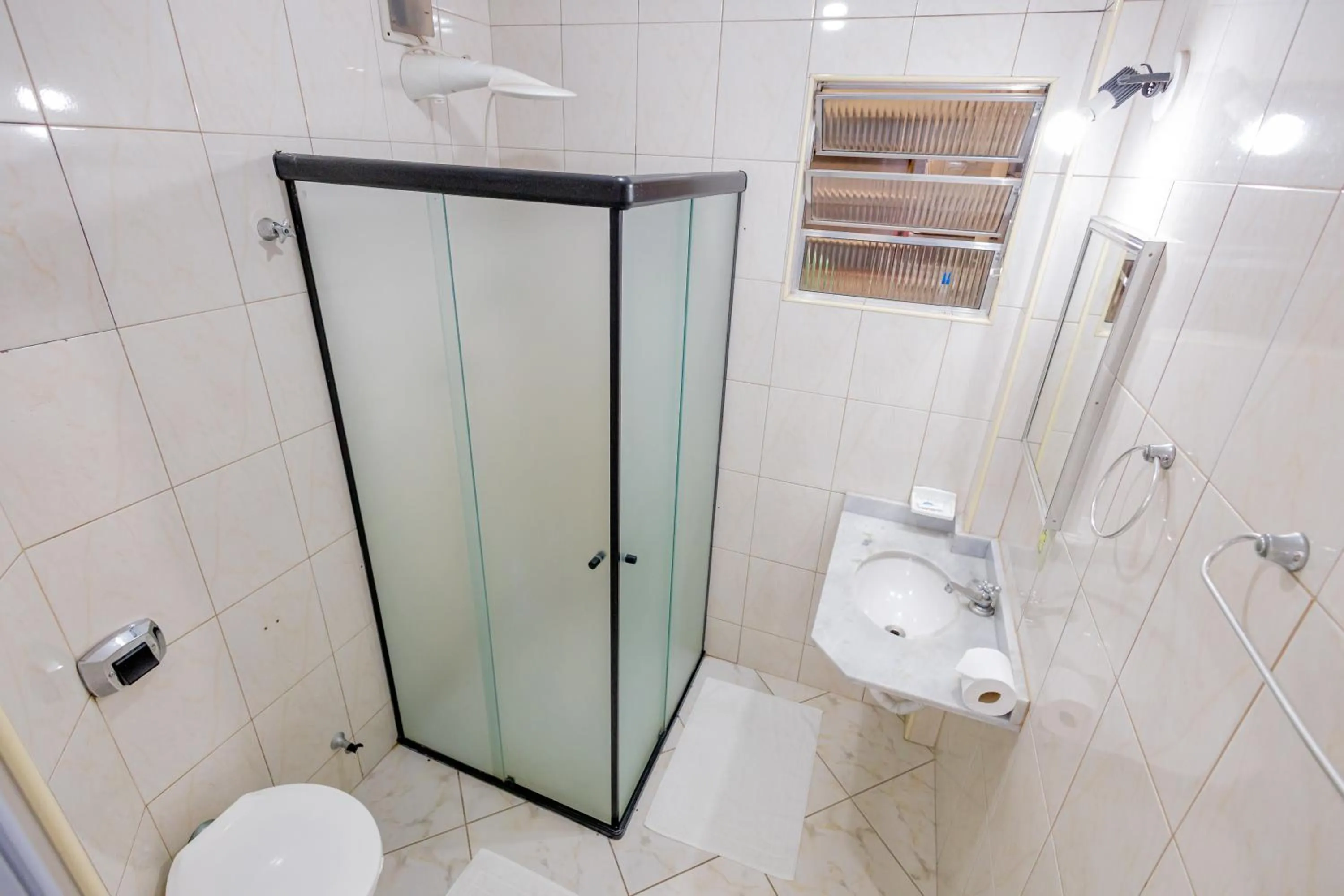 Shower in Grande Hotel Bragança