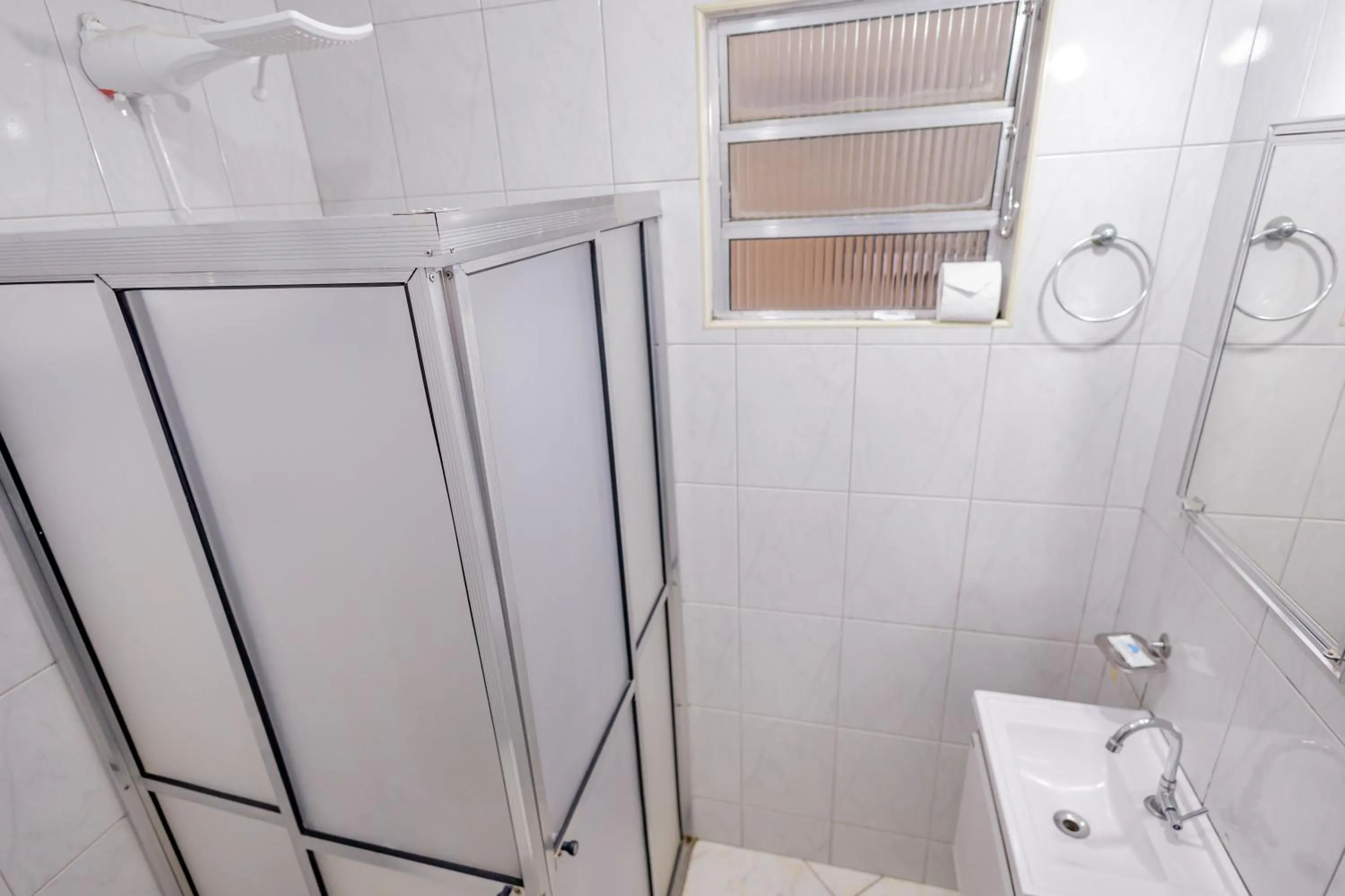 Shower in Grande Hotel Bragança