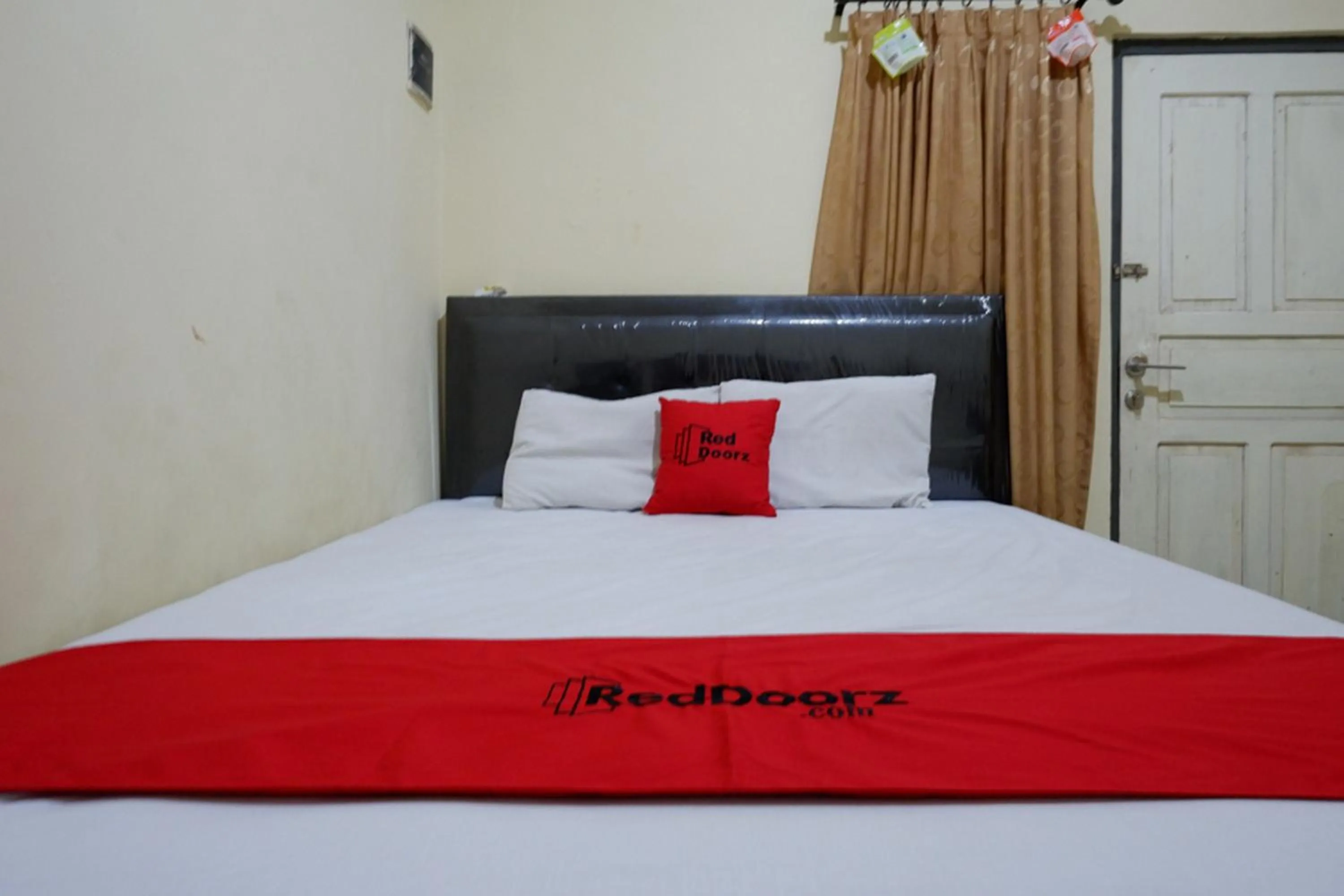 Bedroom, Bed in RedDoorz near GOR Wisanggeni