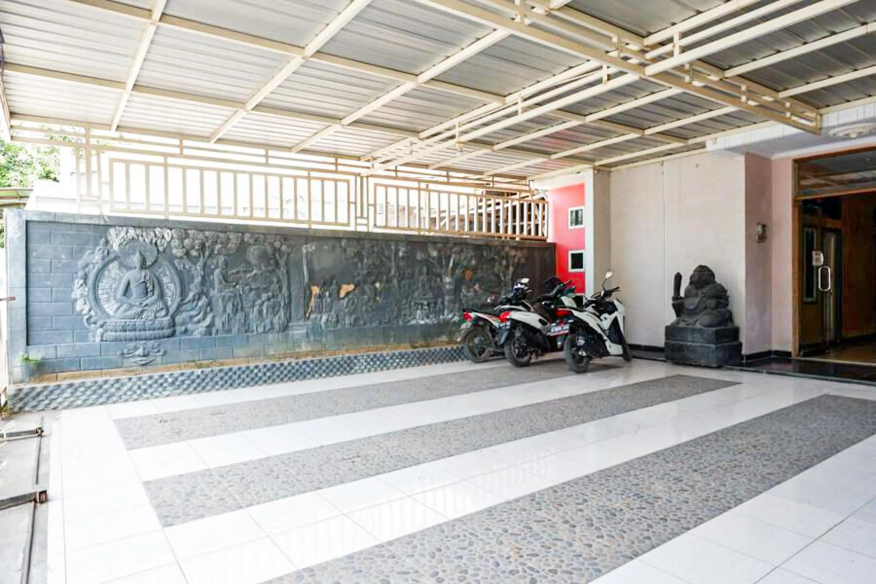 Parking in RedDoorz near GOR Wisanggeni