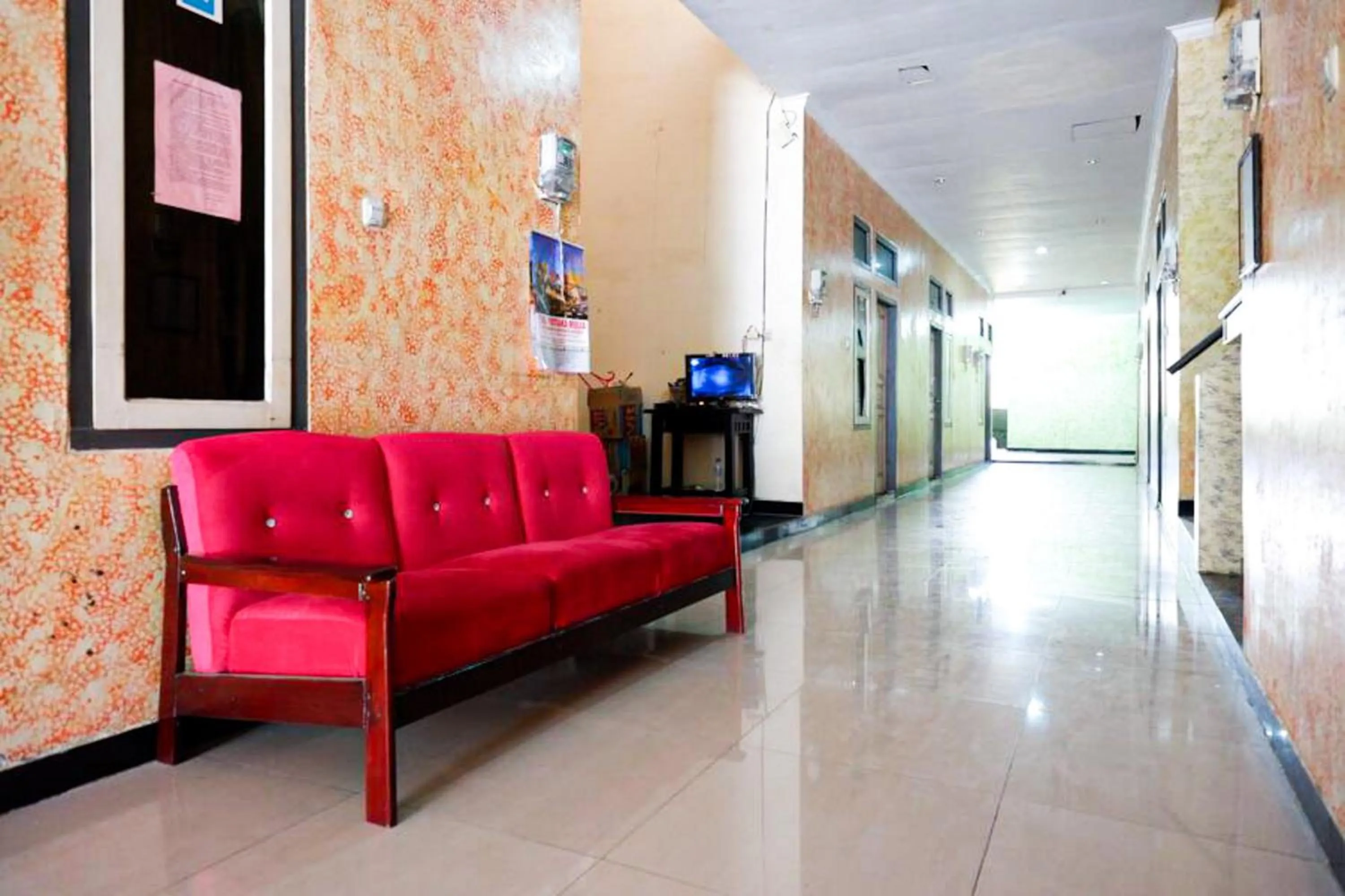 Seating area in RedDoorz near GOR Wisanggeni