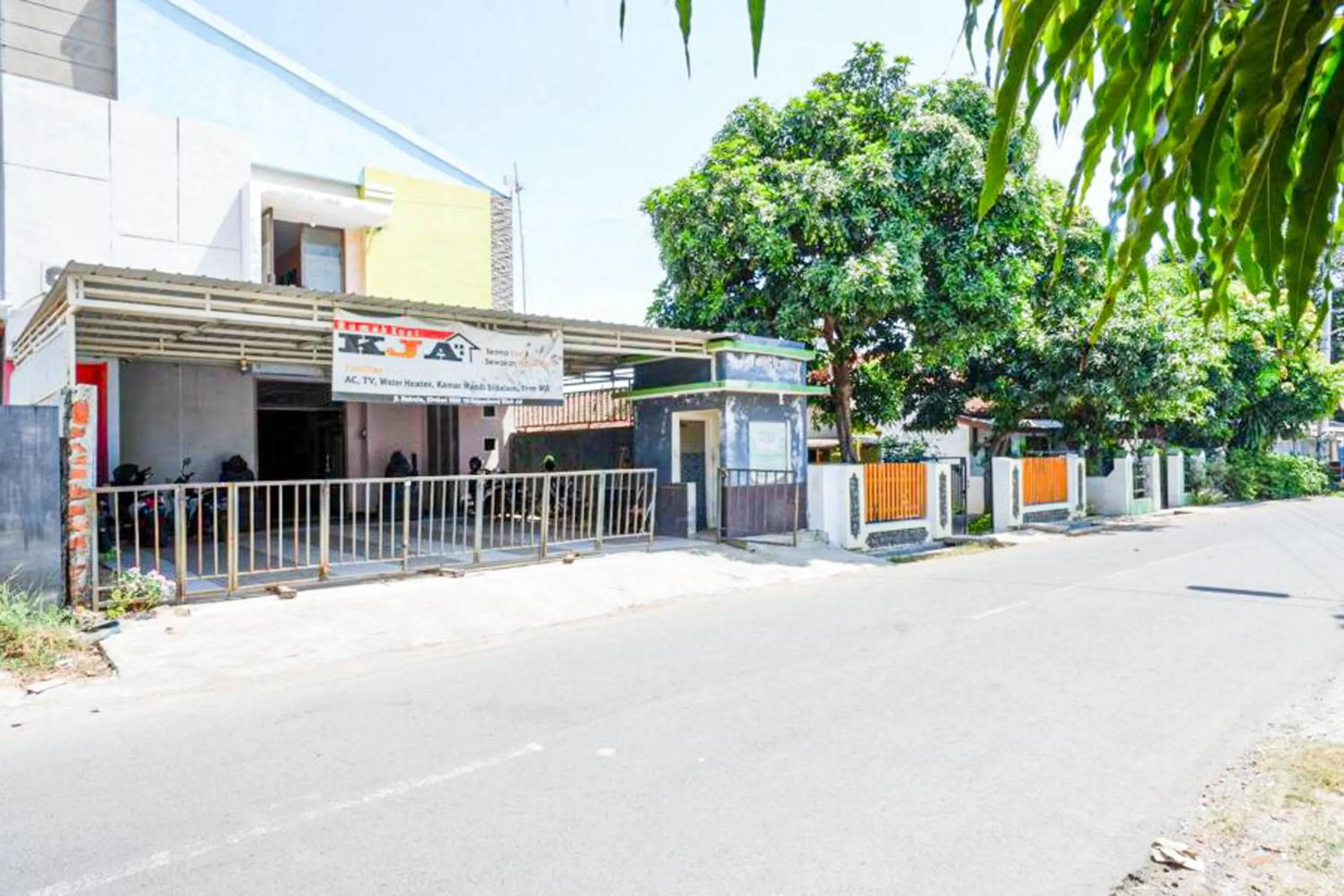 Facade/entrance in RedDoorz near GOR Wisanggeni