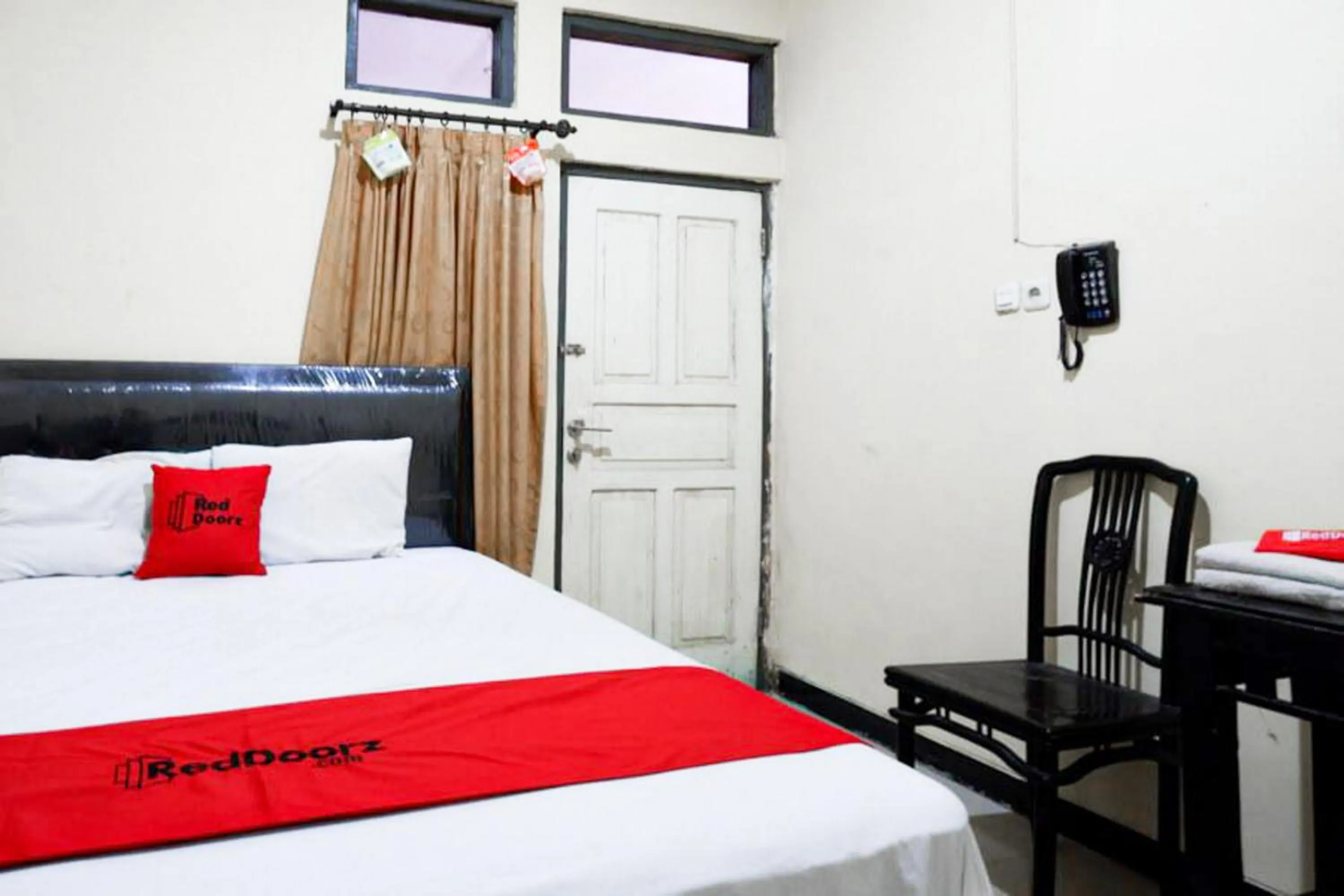 Bedroom, Bed in RedDoorz near GOR Wisanggeni