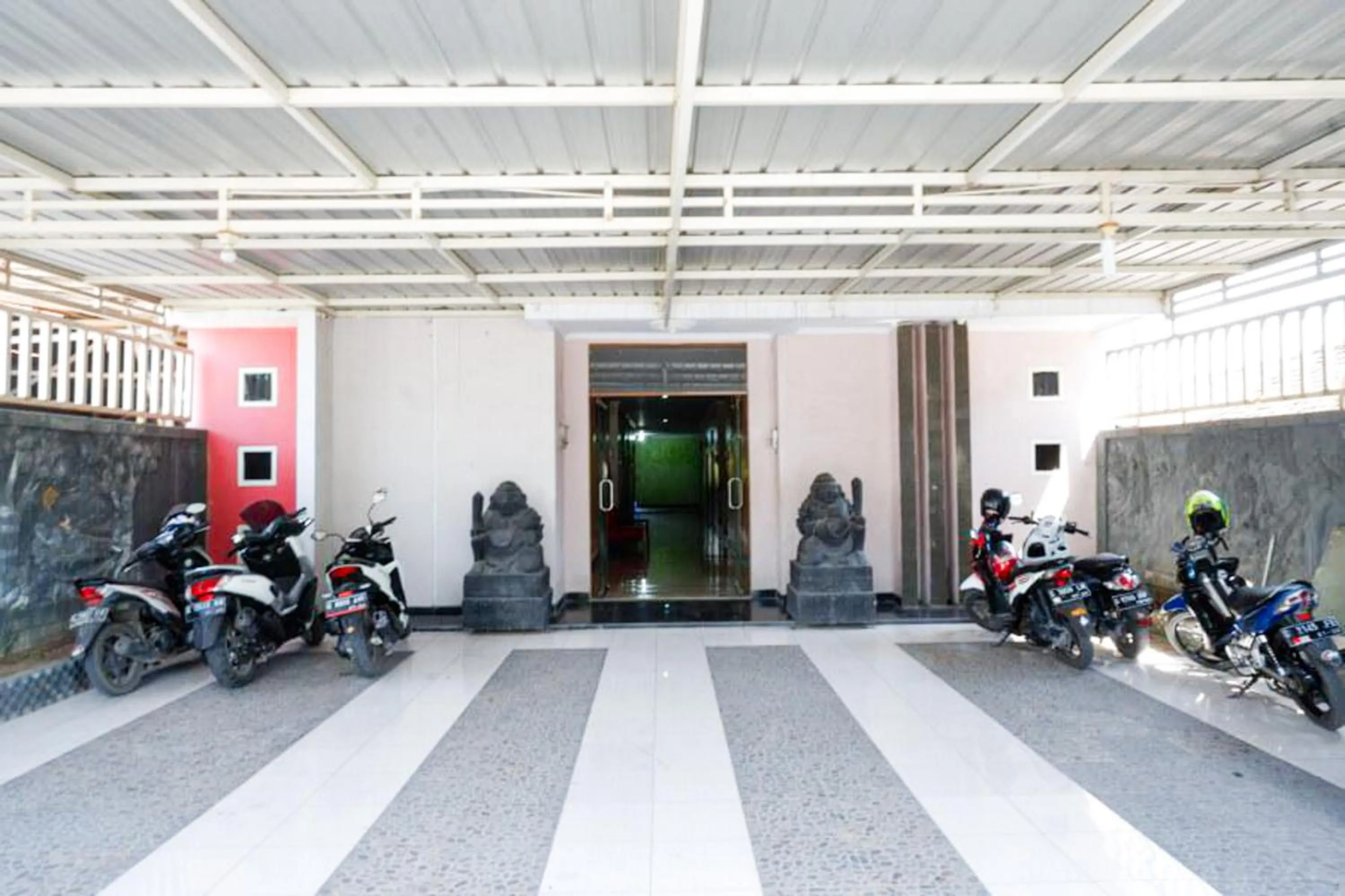 Parking in RedDoorz near GOR Wisanggeni