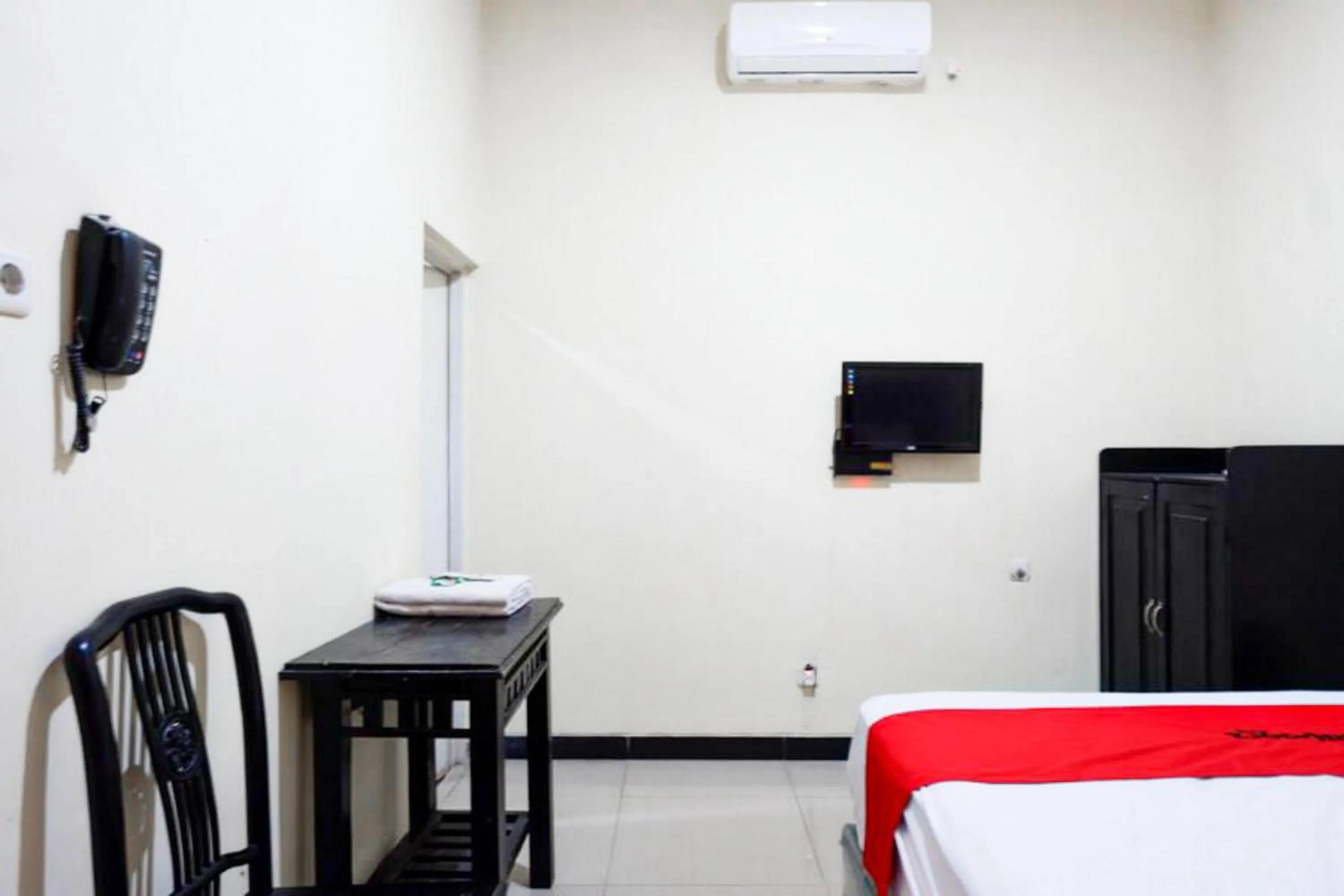 Bedroom, Bed in RedDoorz near GOR Wisanggeni