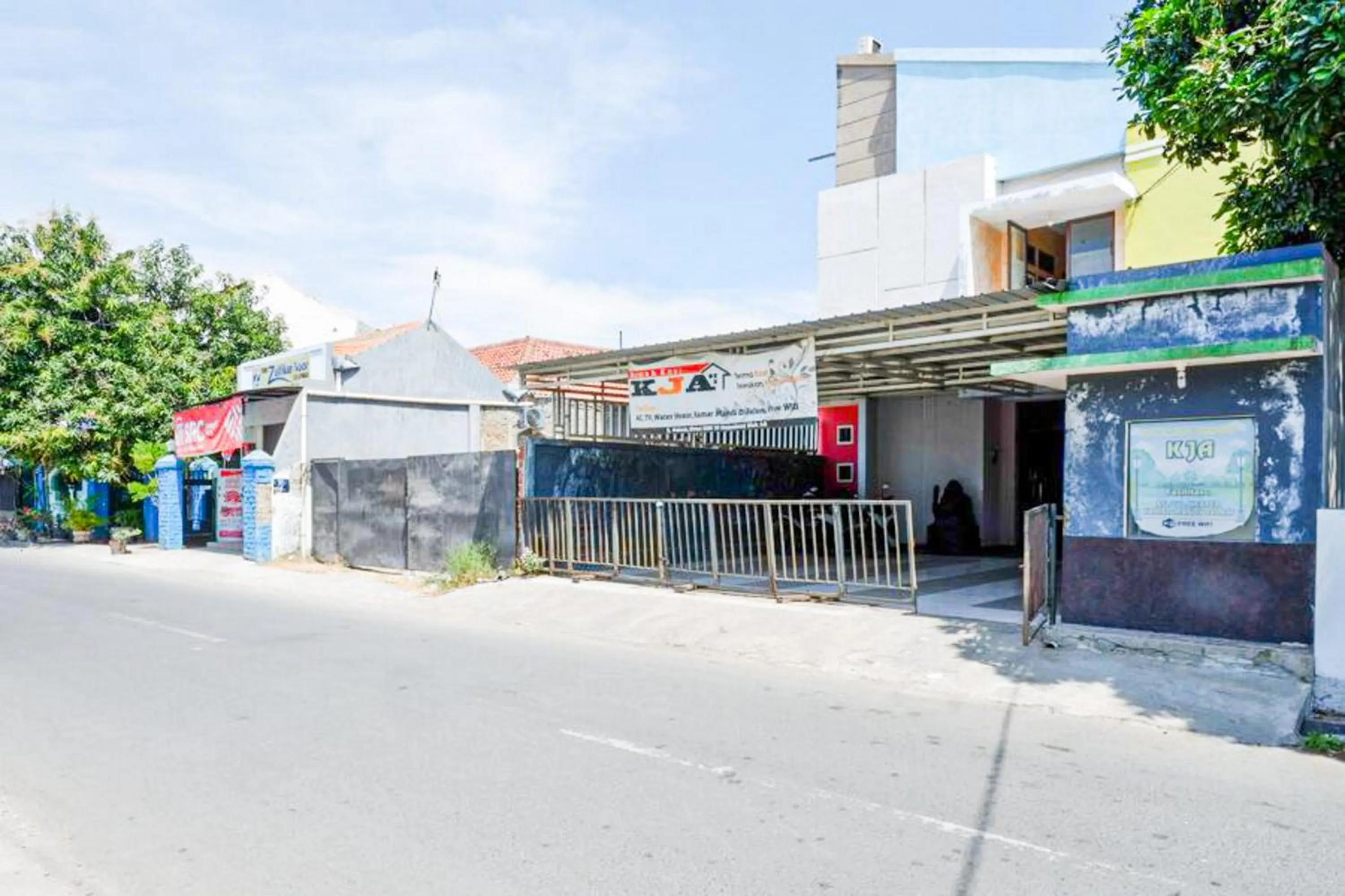 Facade/entrance in RedDoorz near GOR Wisanggeni
