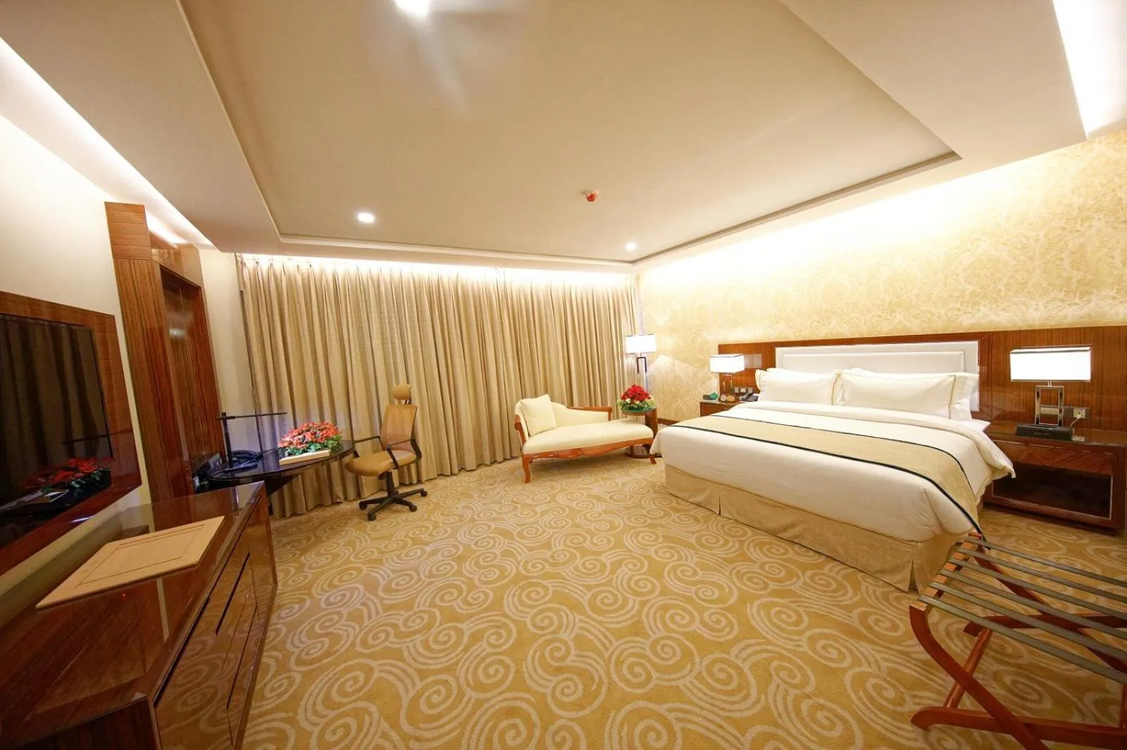 Bedroom, Bed in Royal Swiss Lahore