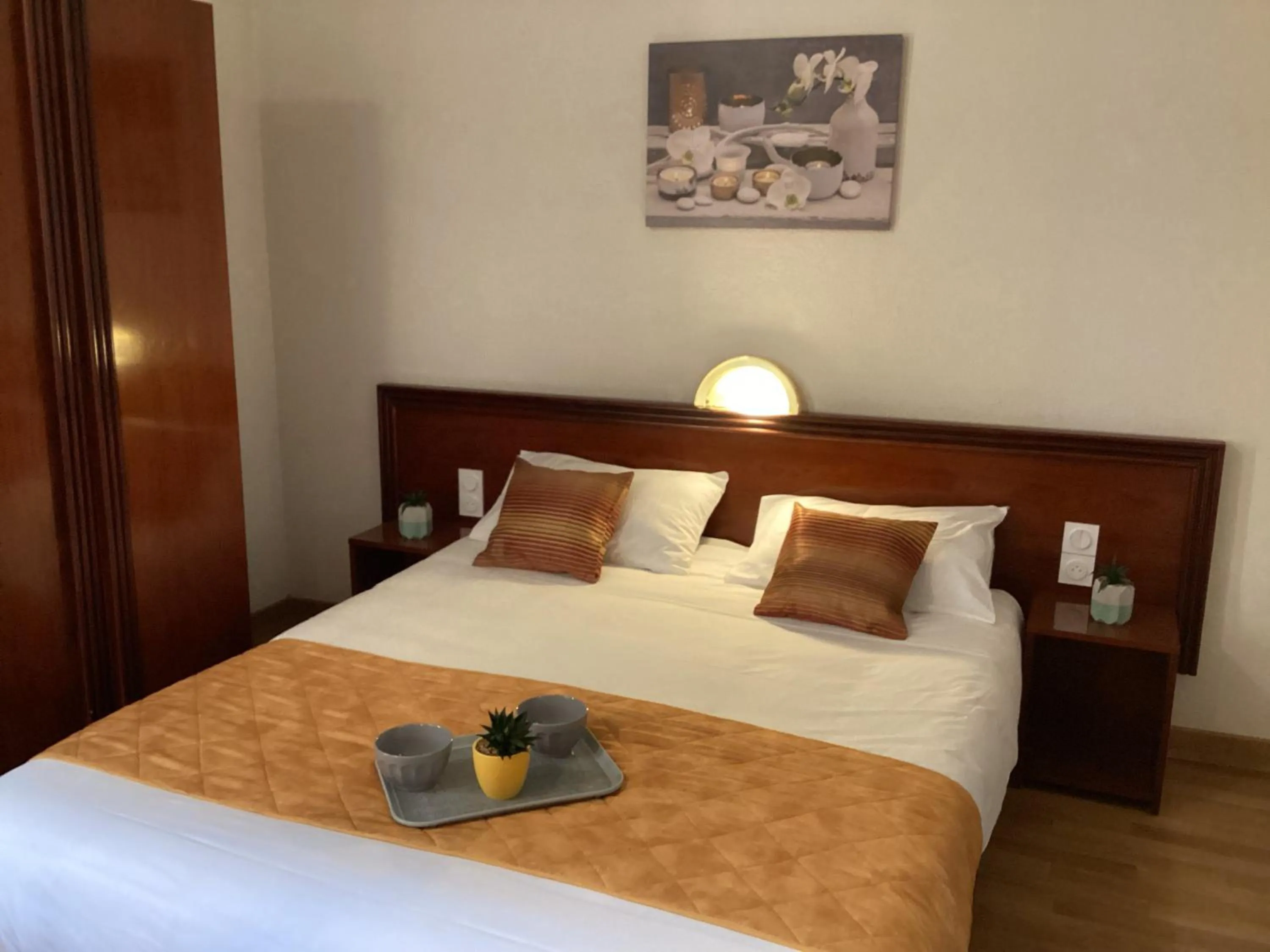 Photo of the whole room, Bed in Hôtel Angelic