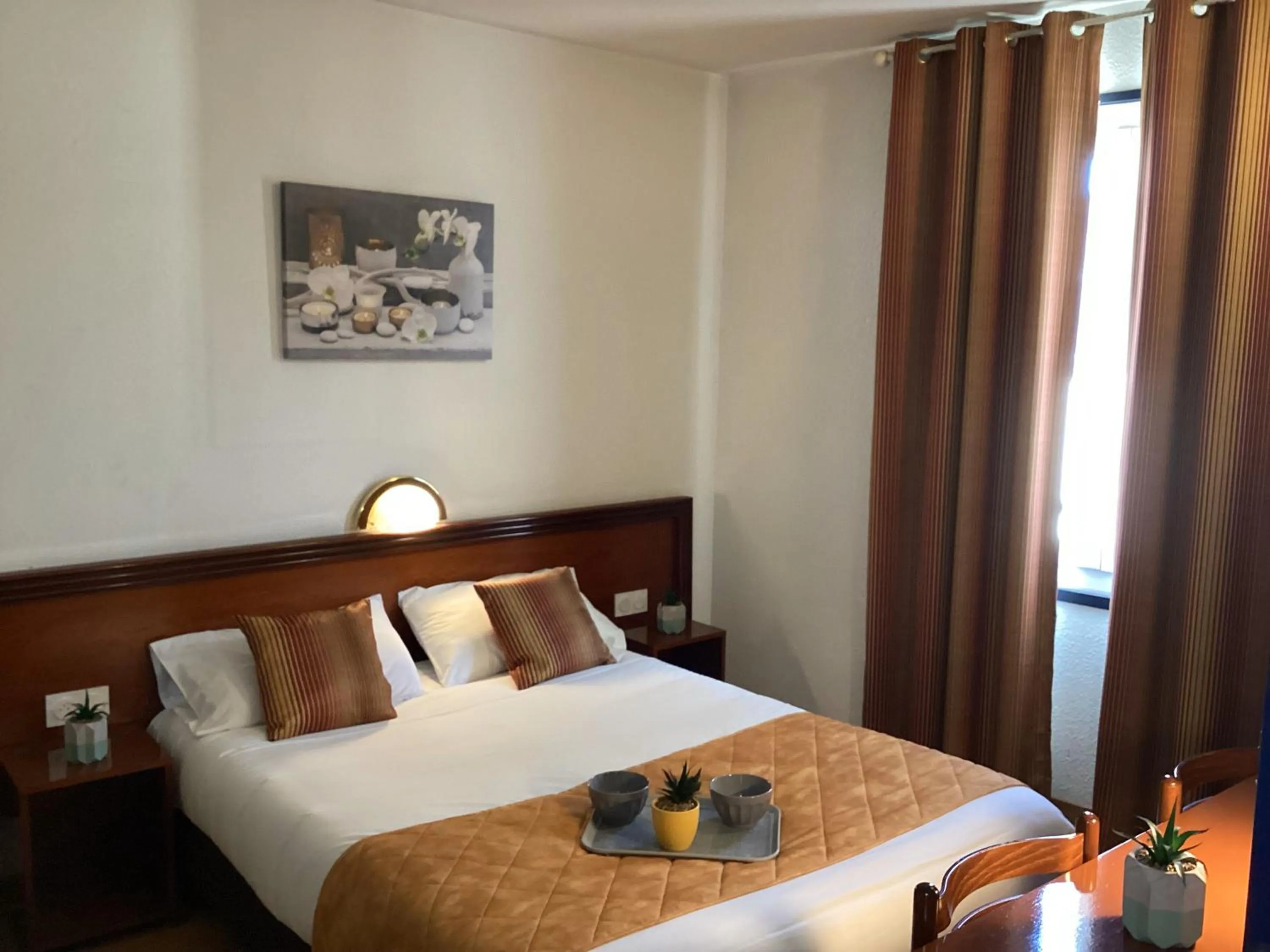 Photo of the whole room, Bed in Hôtel Angelic