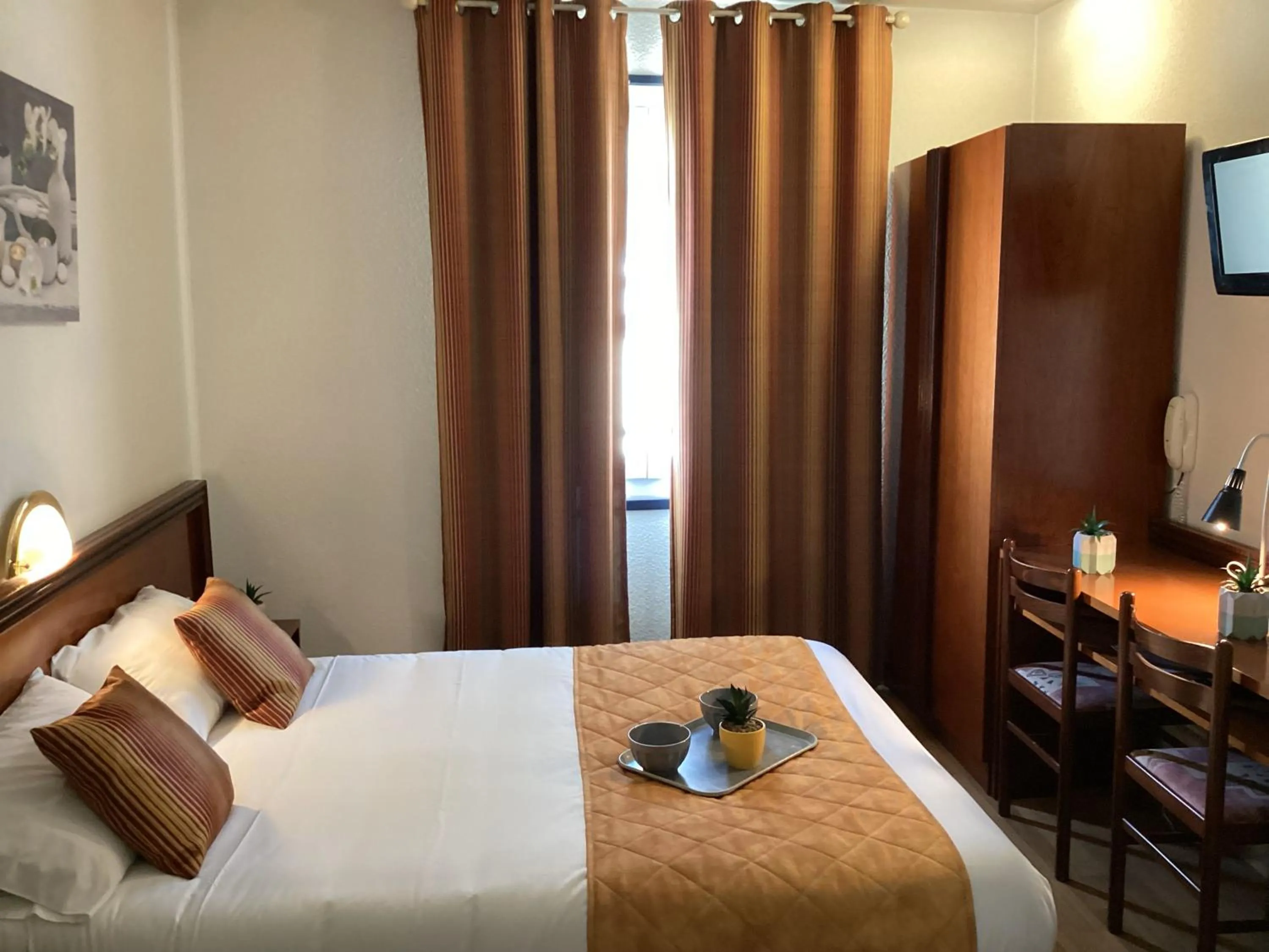 Photo of the whole room, Bed in Hôtel Angelic