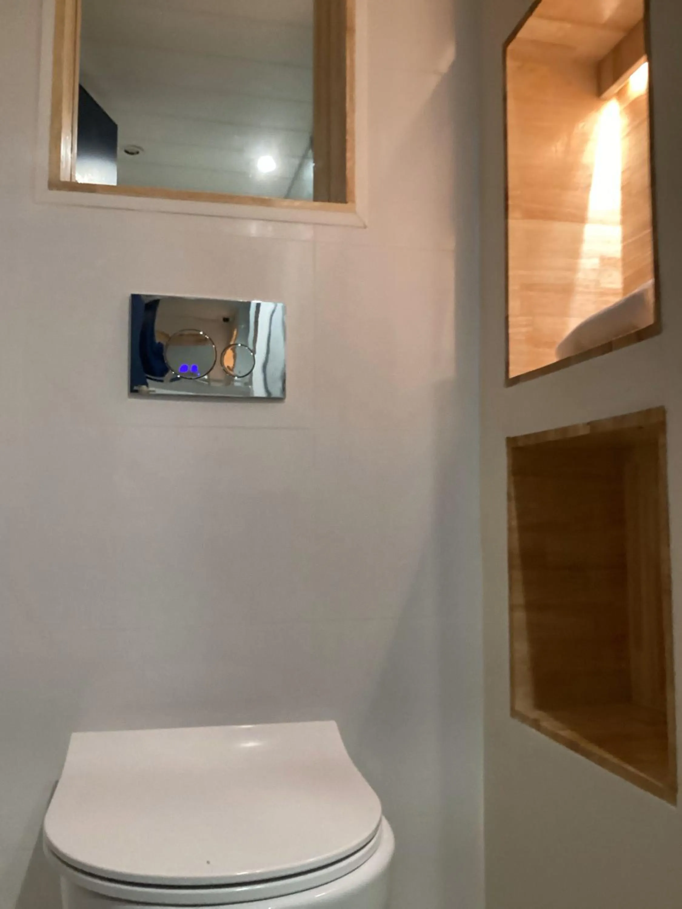 Toilet in Hôtel Angelic