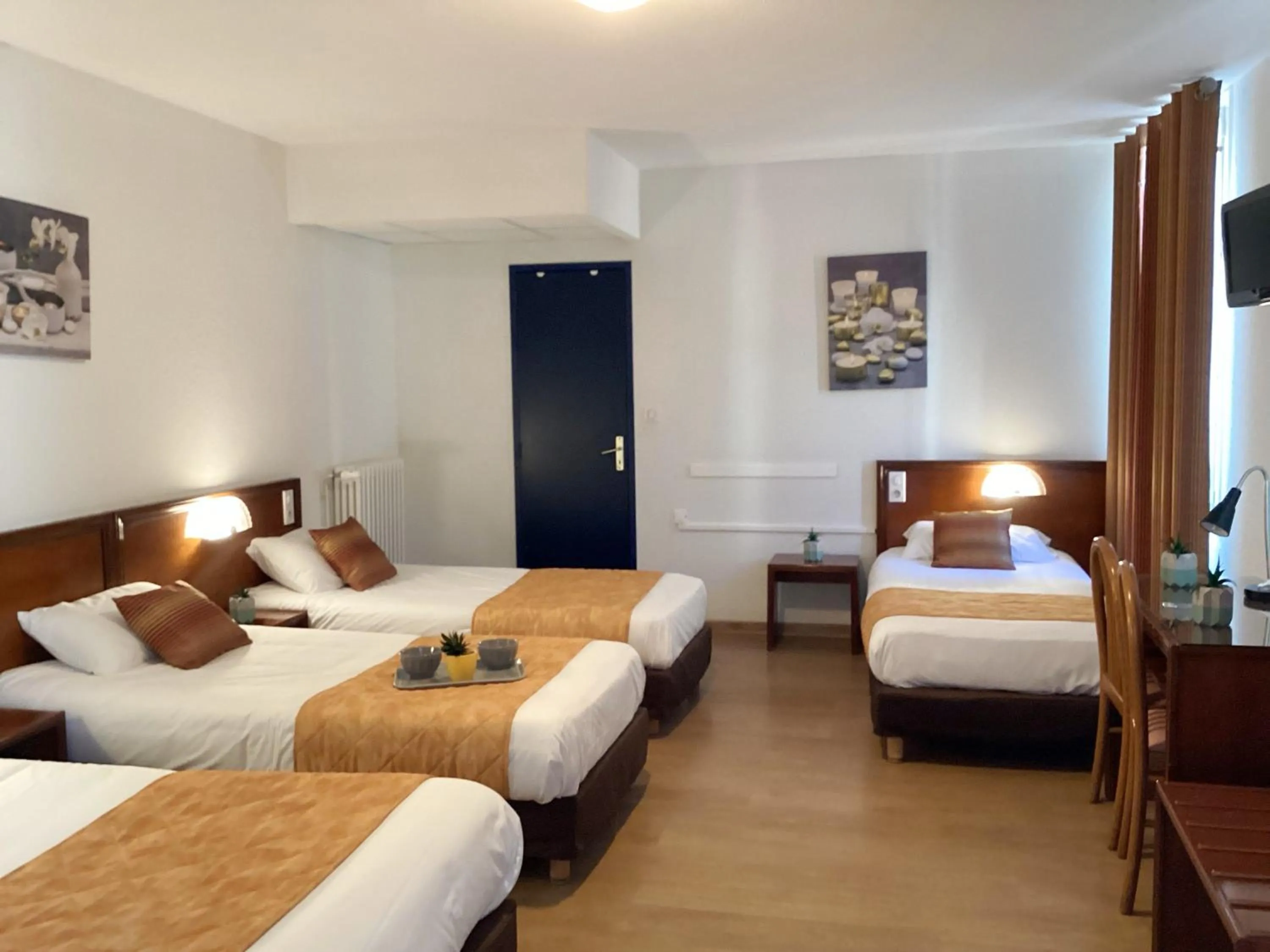 Photo of the whole room, Bed in Hôtel Angelic