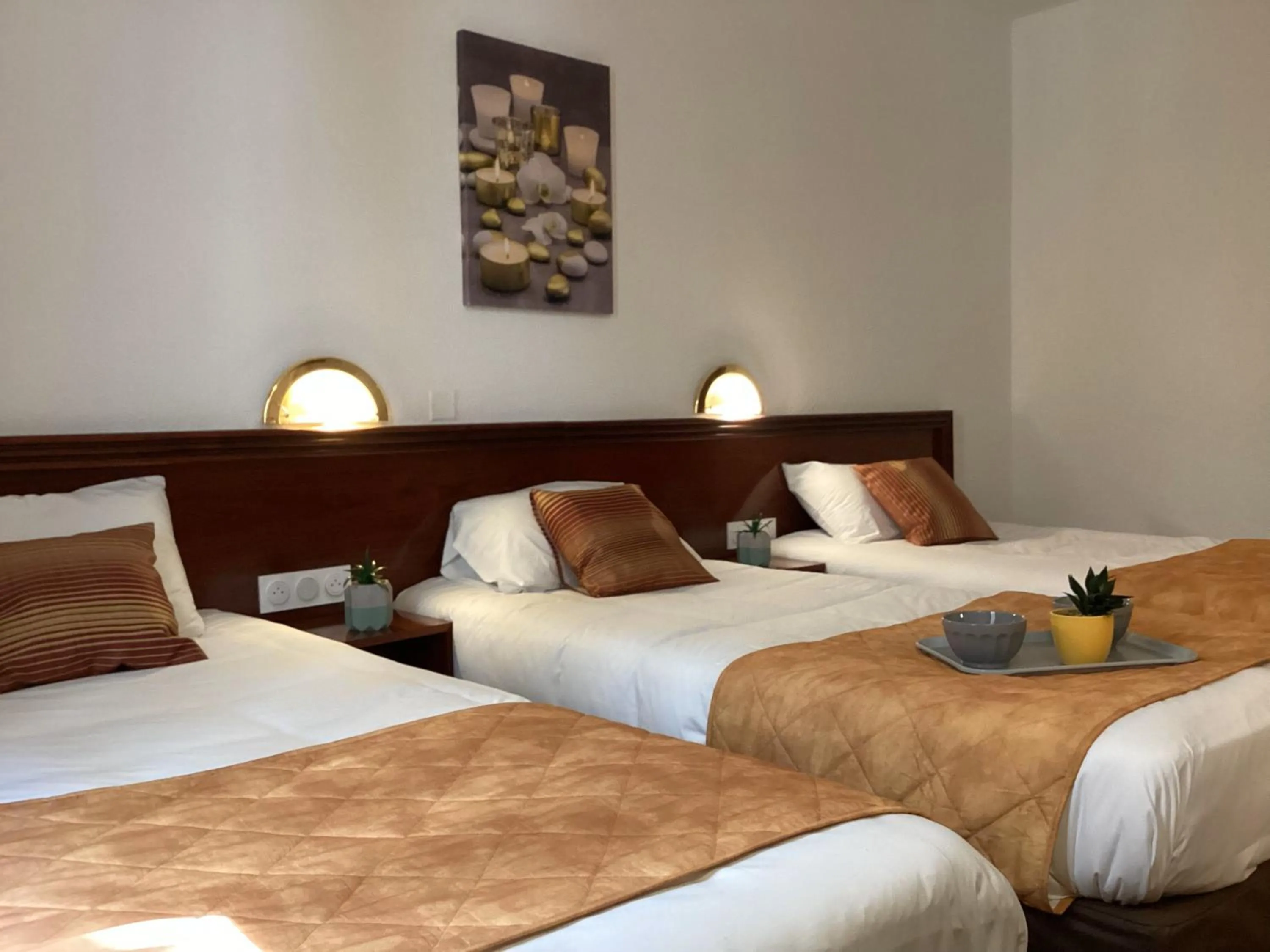 Photo of the whole room, Bed in Hôtel Angelic