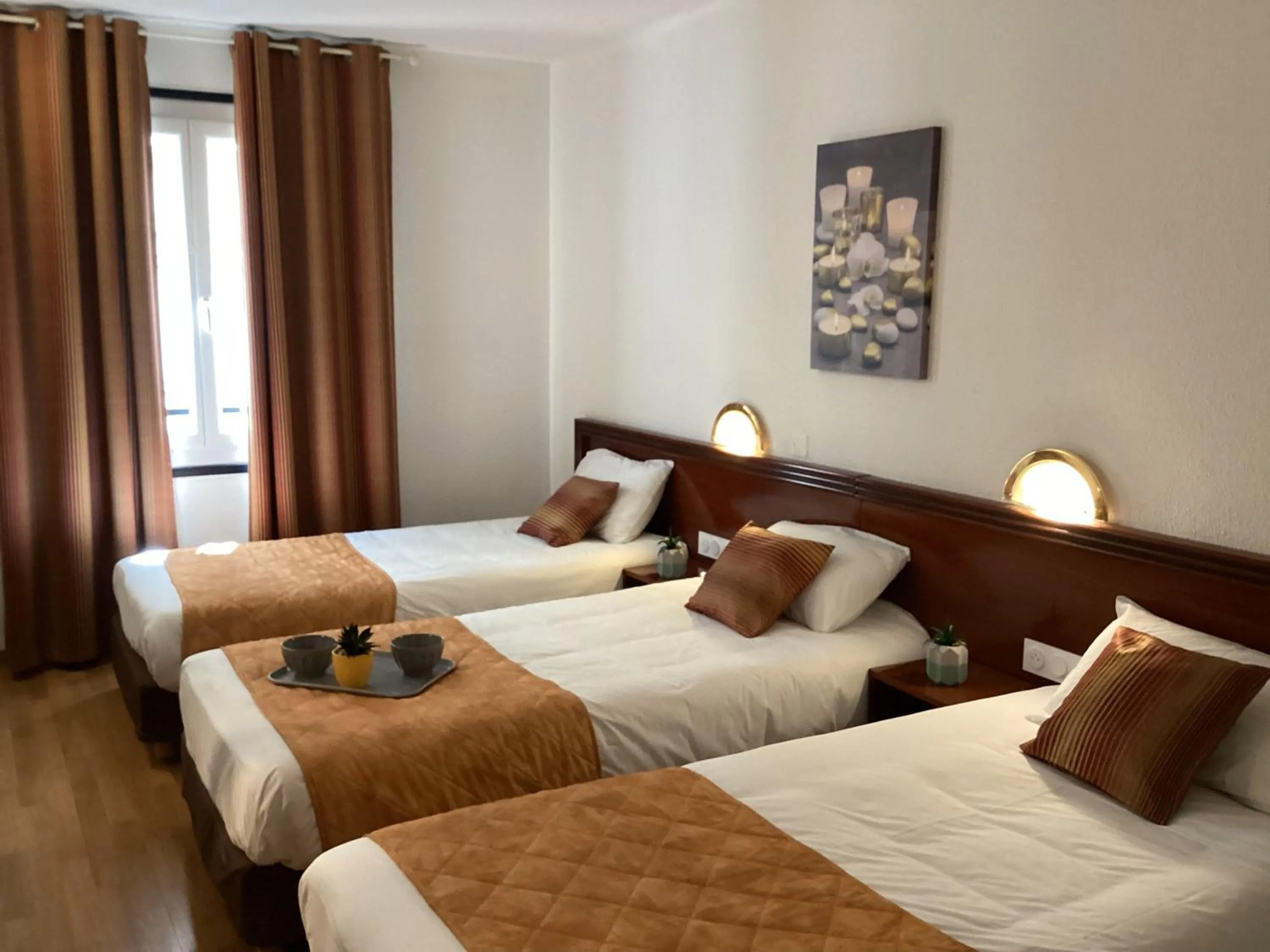 Photo of the whole room, Bed in Hôtel Angelic