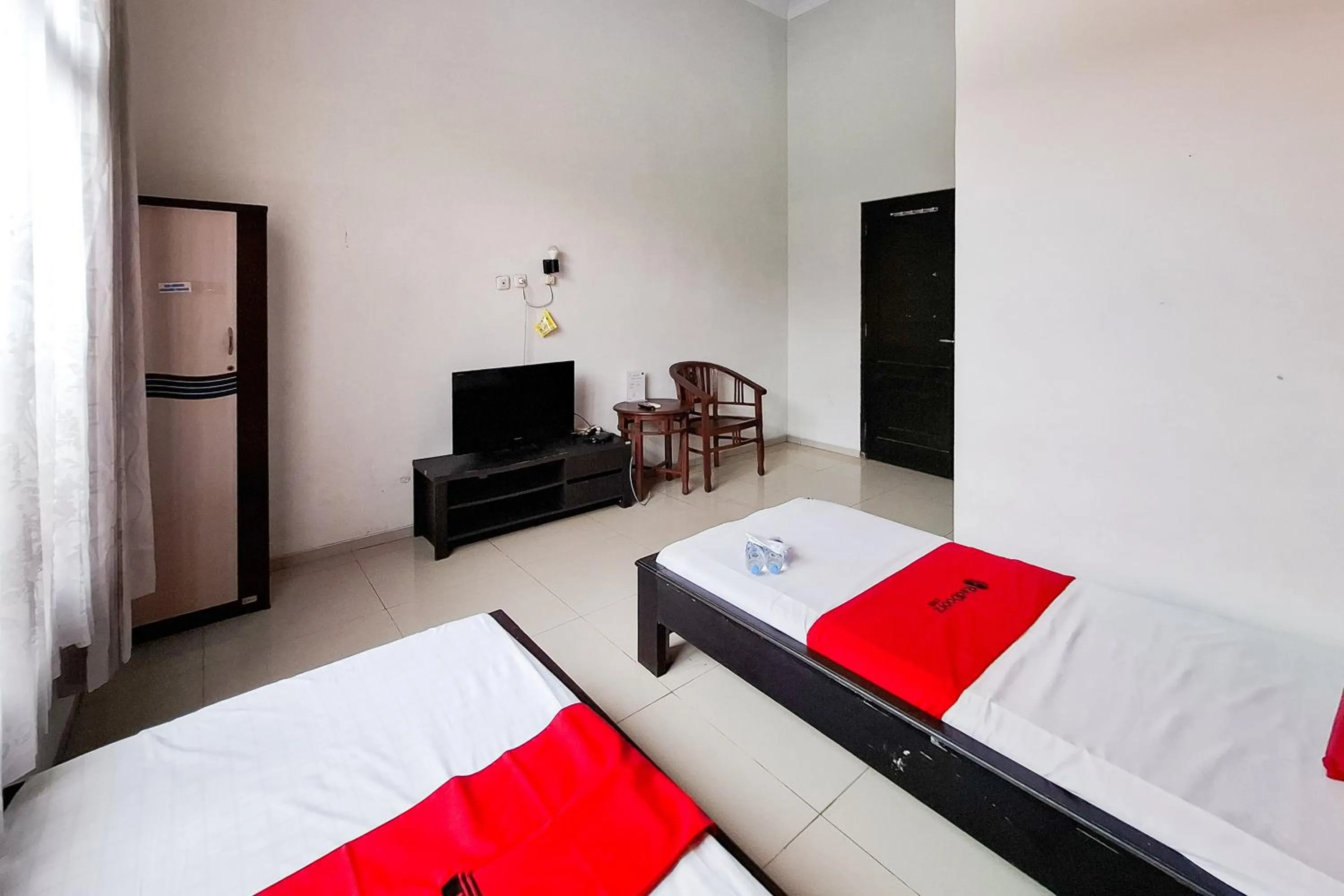 Bedroom, Bed in RedDoorz Syariah at Harmoni near Alun Alun Kudus
