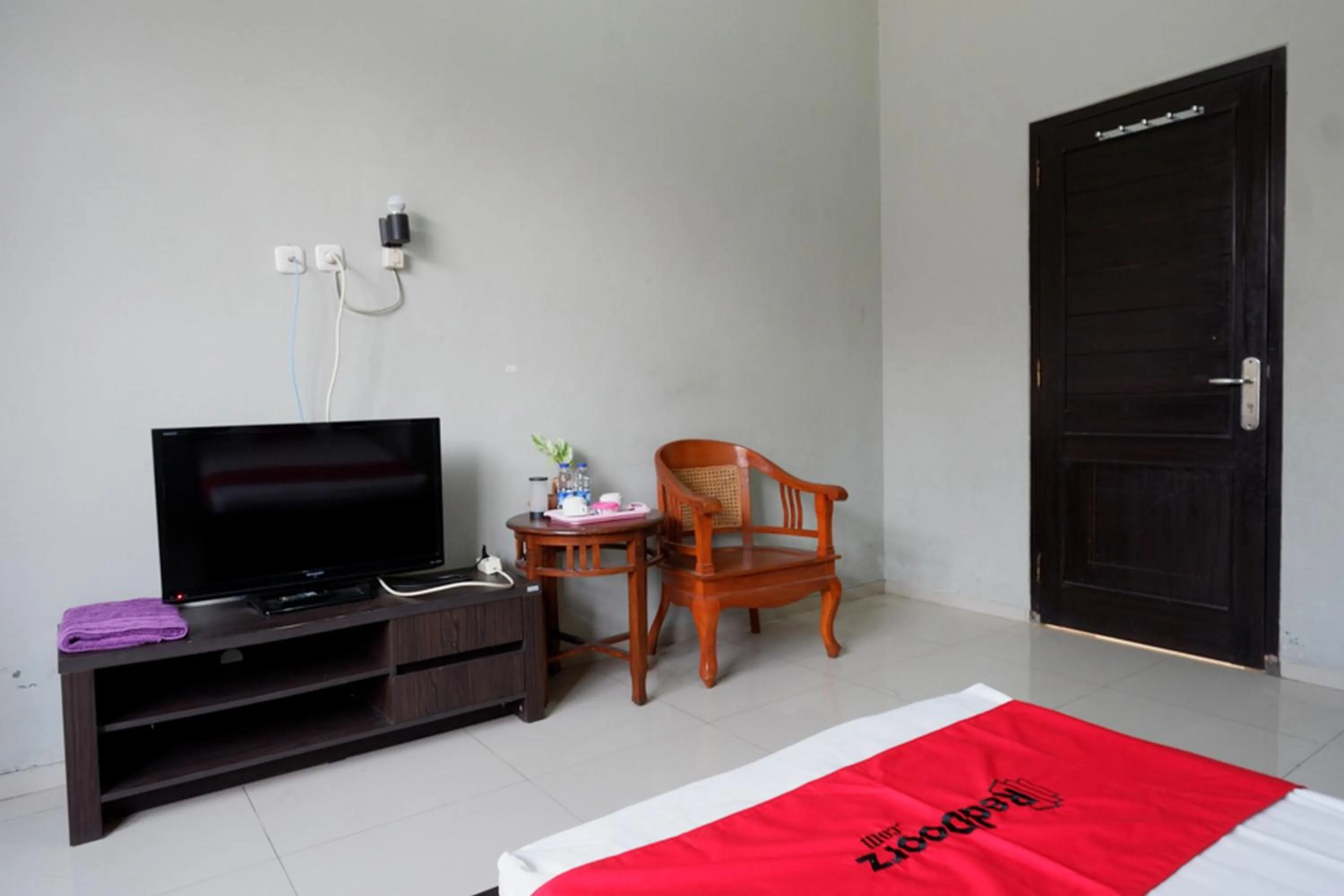 TV and multimedia in RedDoorz Syariah near Menara Kudus