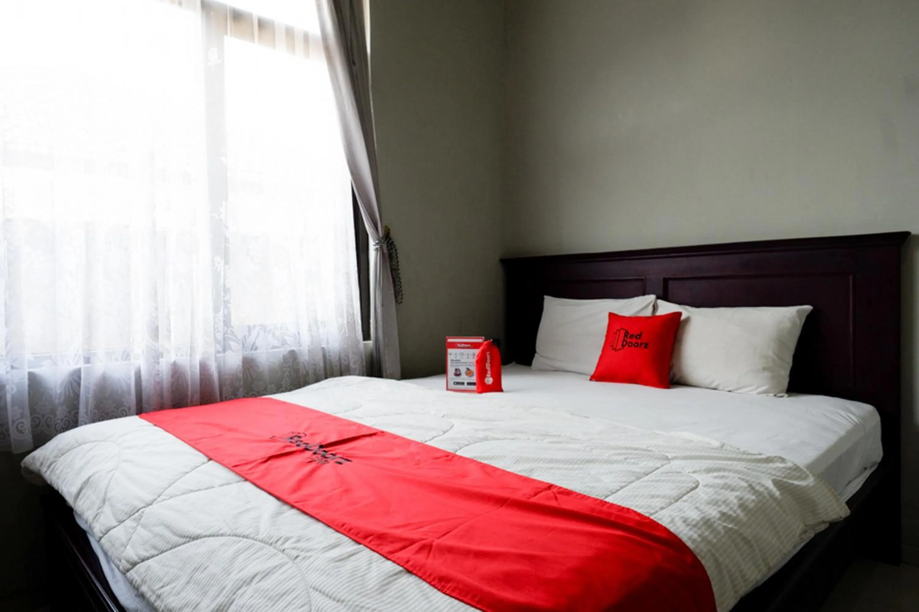 Bedroom in RedDoorz Syariah near Menara Kudus
