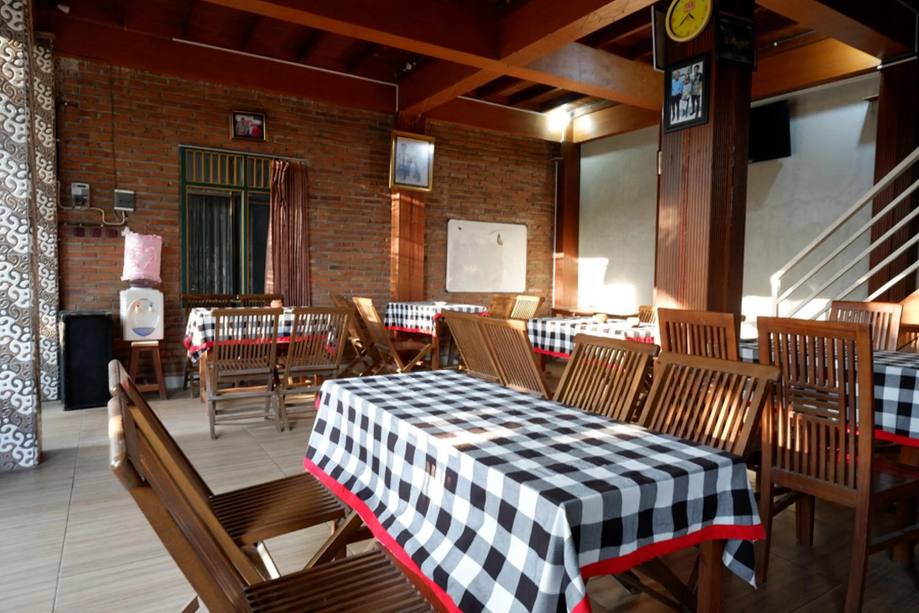 Restaurant/places to eat in RedDoorz Syariah near Menara Kudus