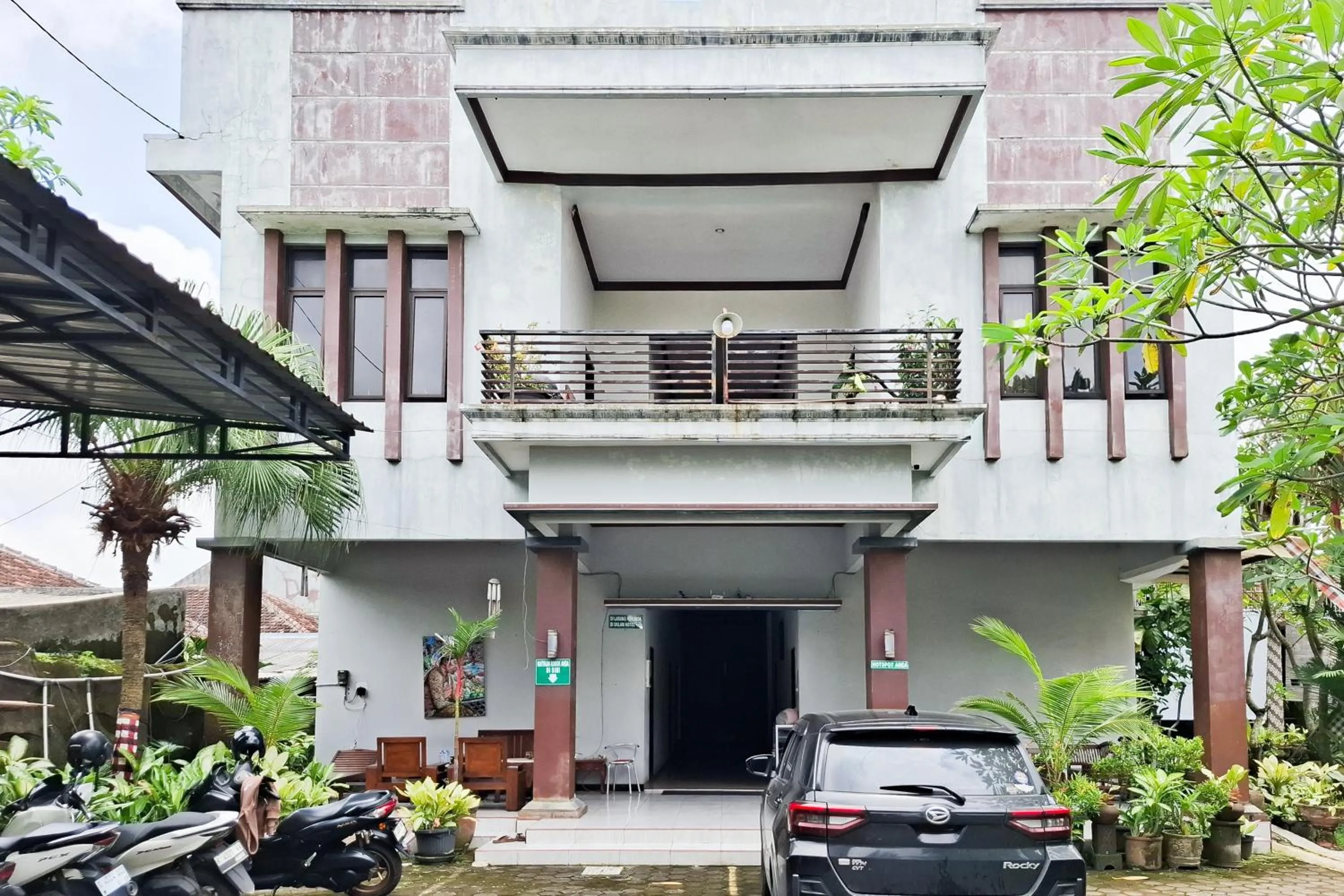 Facade/entrance in RedDoorz Syariah at Harmoni near Alun Alun Kudus