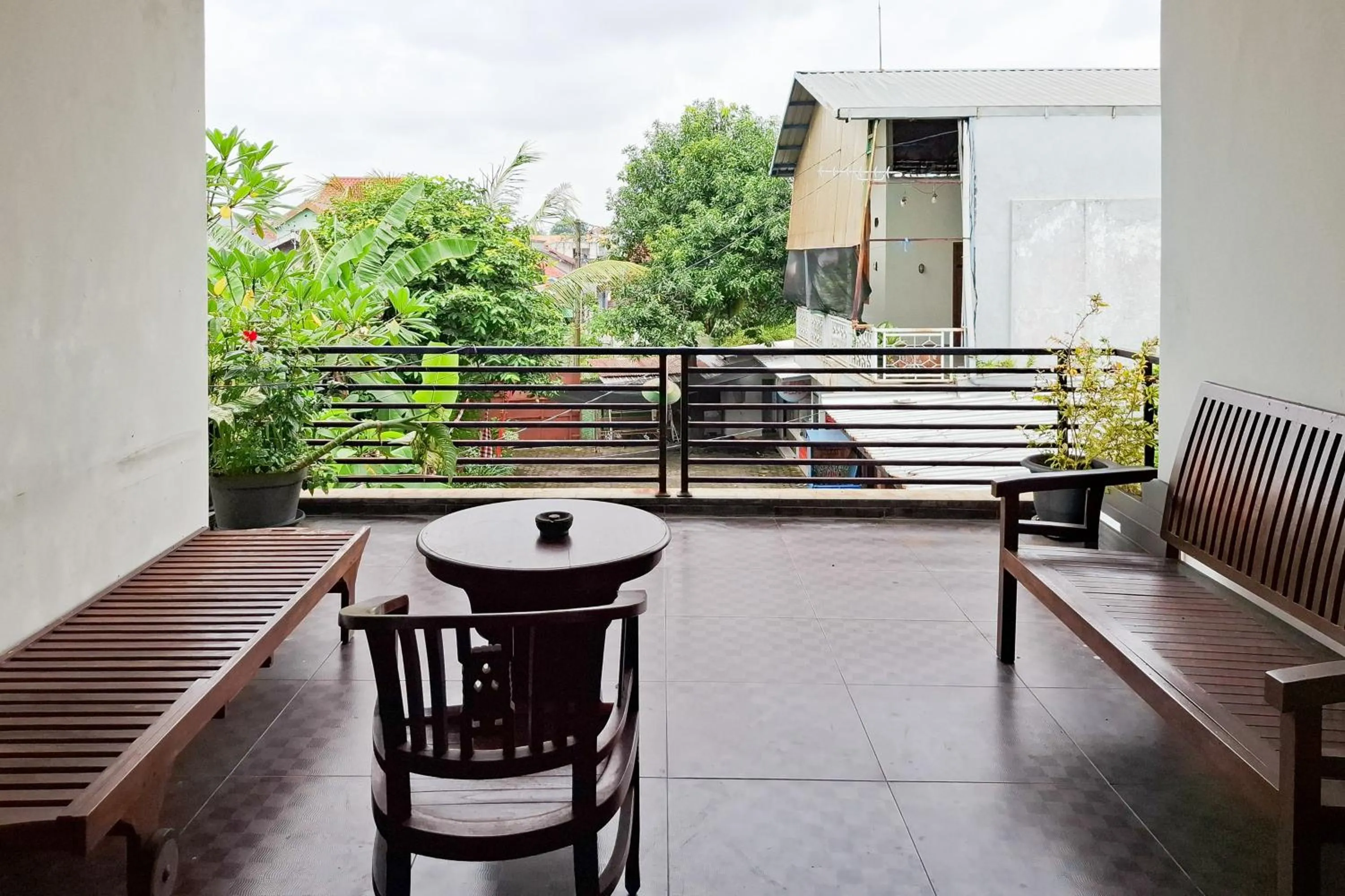 Seating area in RedDoorz Syariah at Harmoni near Alun Alun Kudus