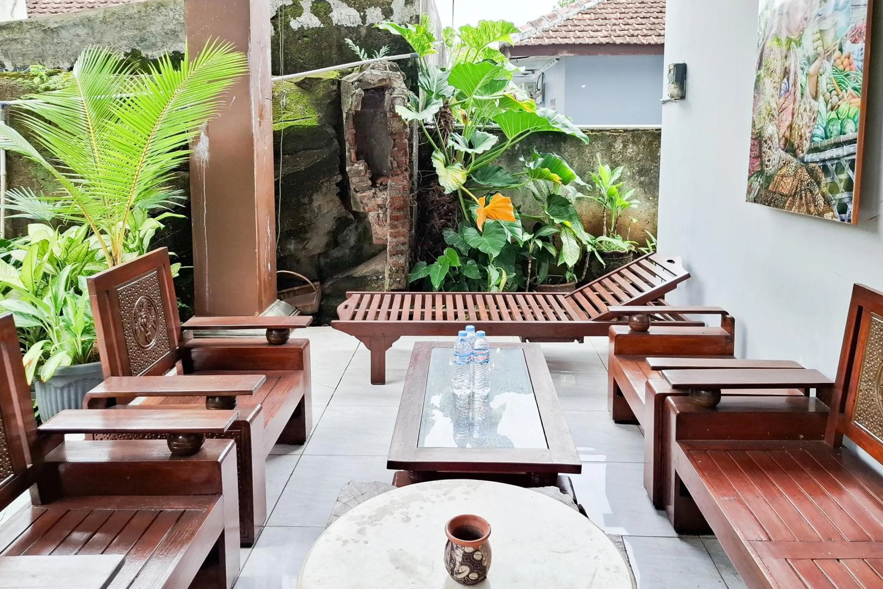 Seating area in RedDoorz Syariah at Harmoni near Alun Alun Kudus