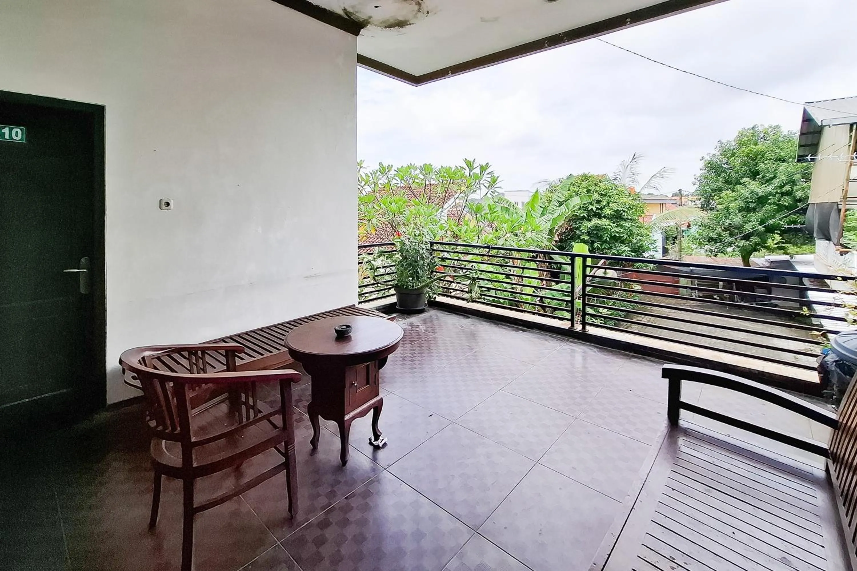 Seating area in RedDoorz Syariah at Harmoni near Alun Alun Kudus