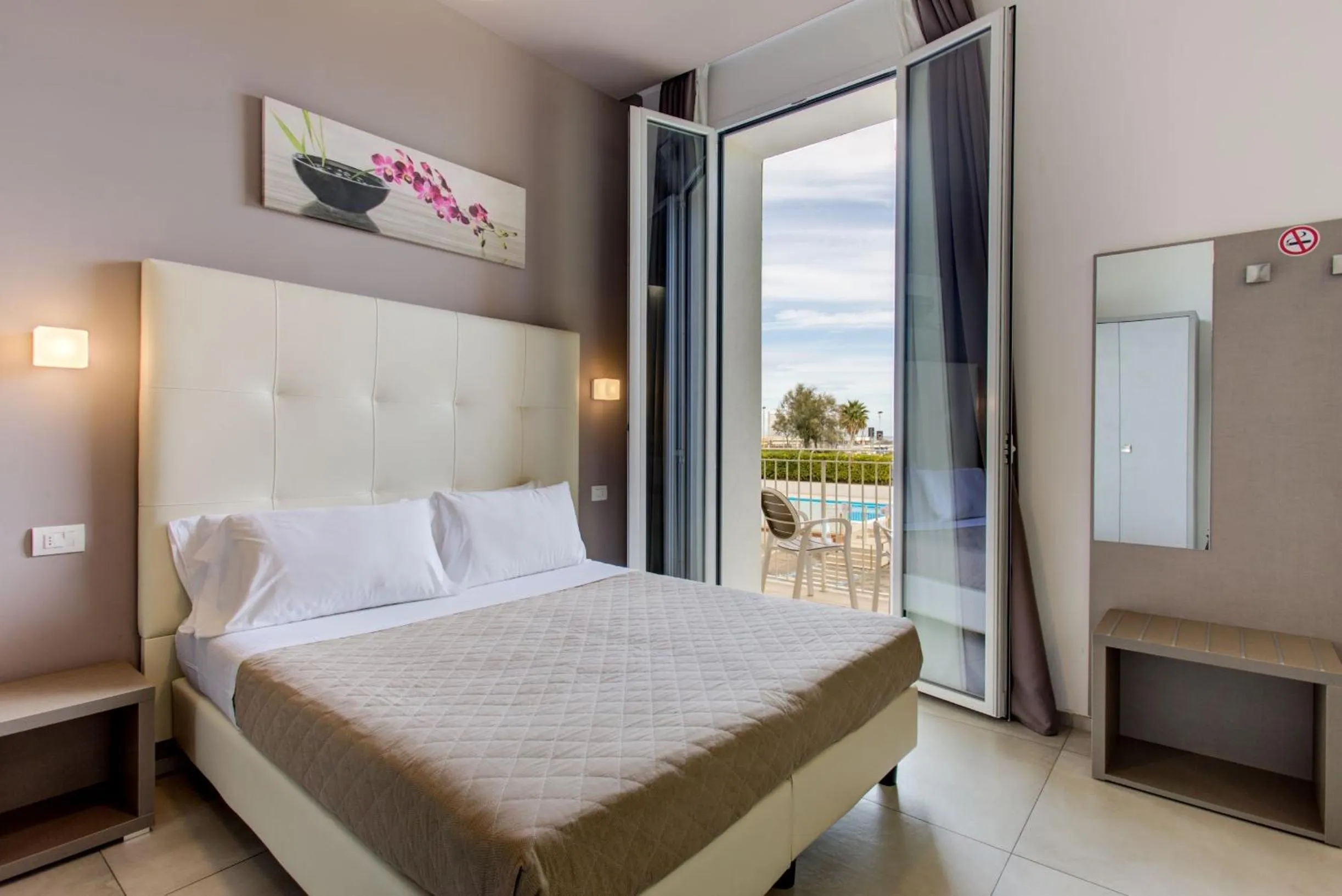 Balcony/Terrace, Bed in Hotel Villa Augustea