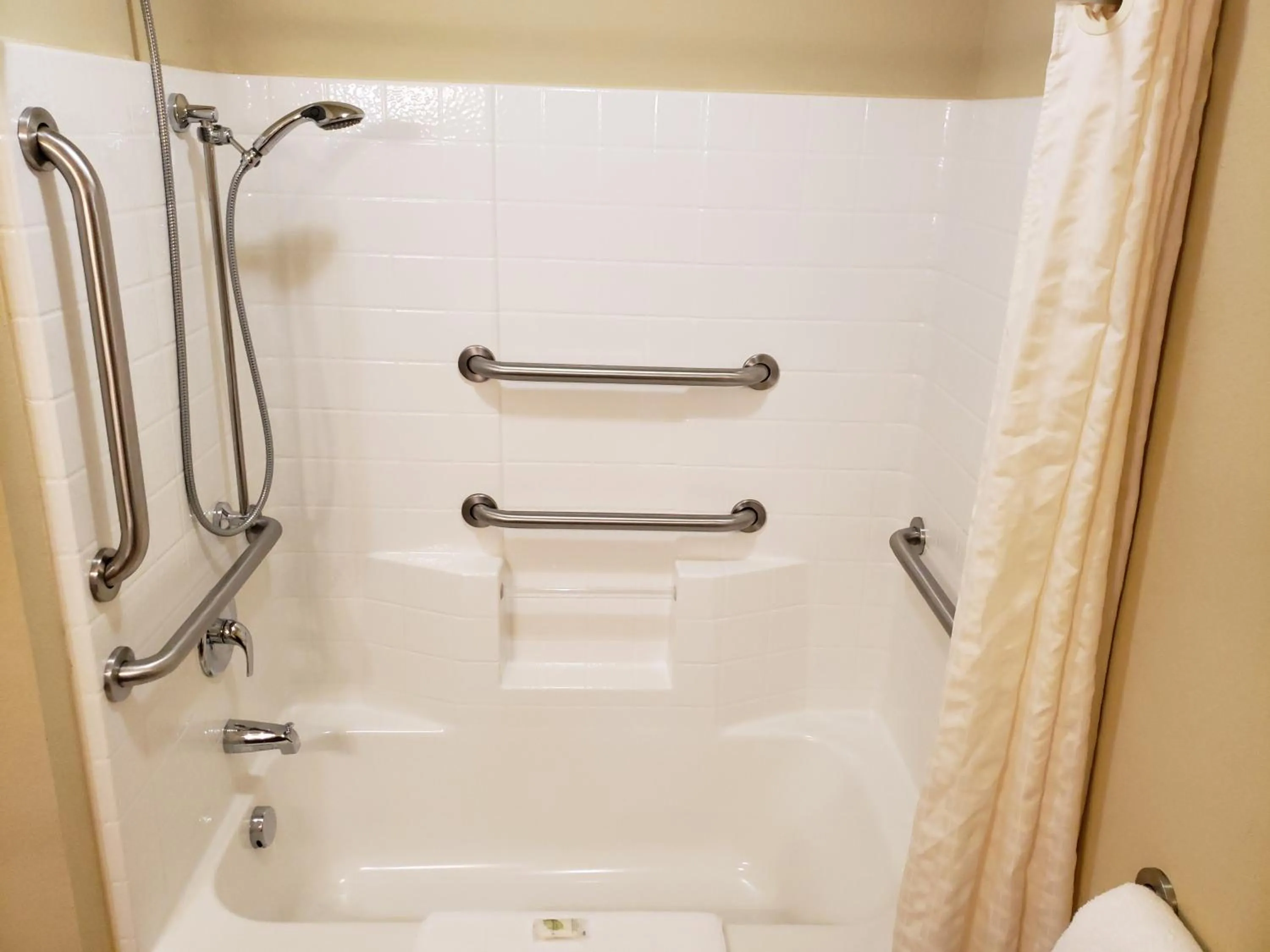 Shower in Cobblestone Inn & Suites - Holyoke