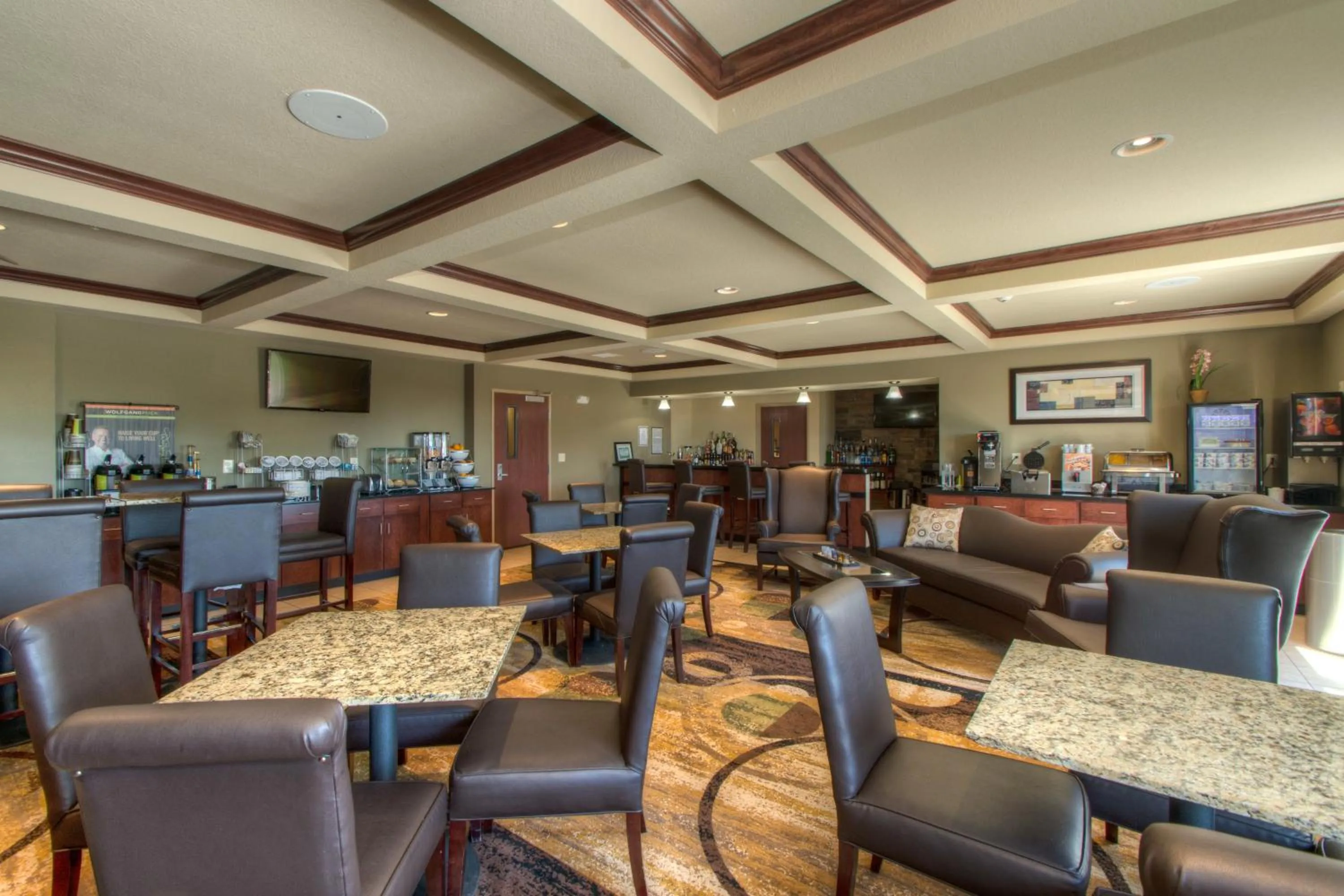 Lounge or bar in Cobblestone Inn & Suites - Holyoke