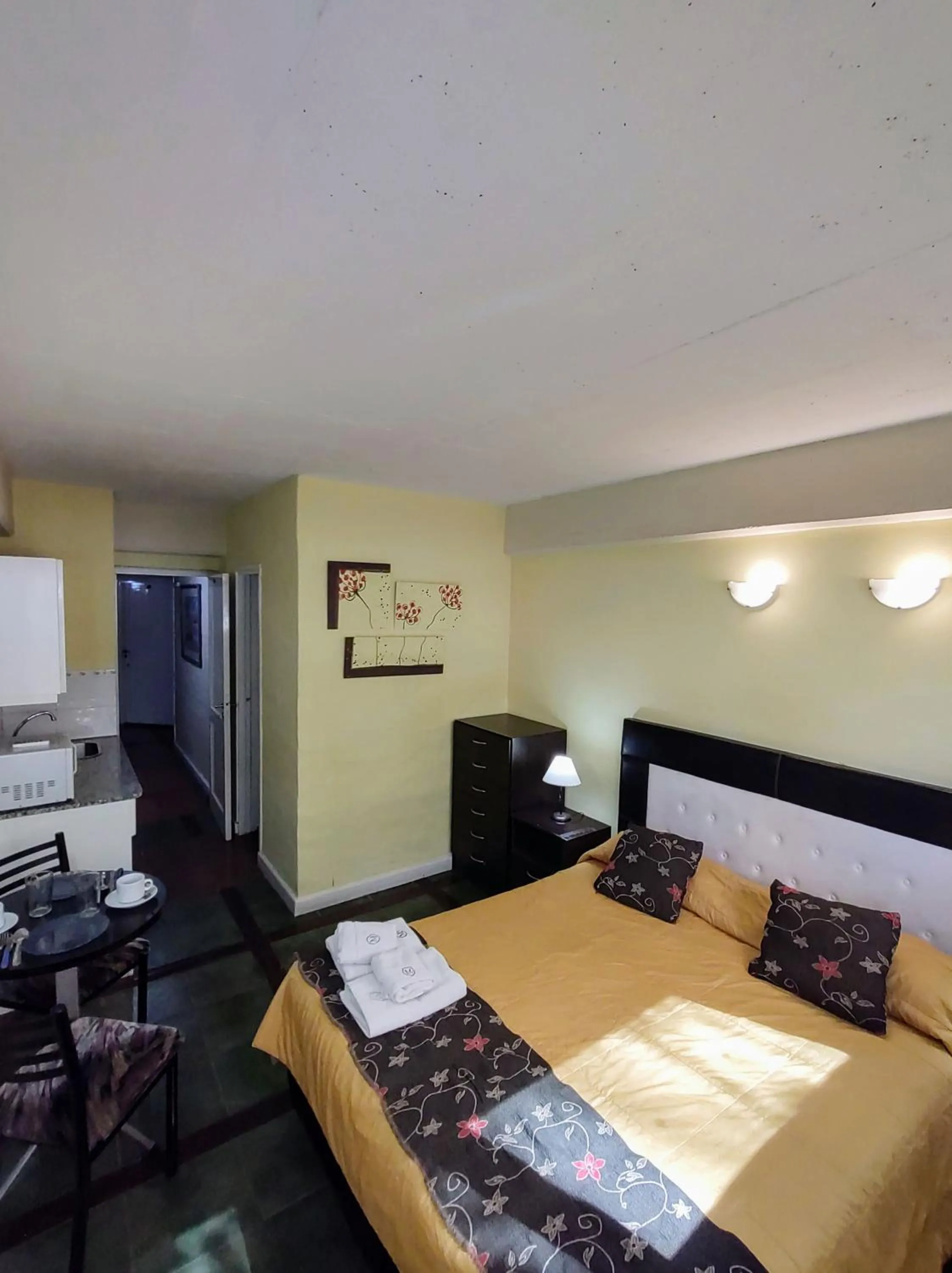 Photo of the whole room, Bed in Plaza Milenium