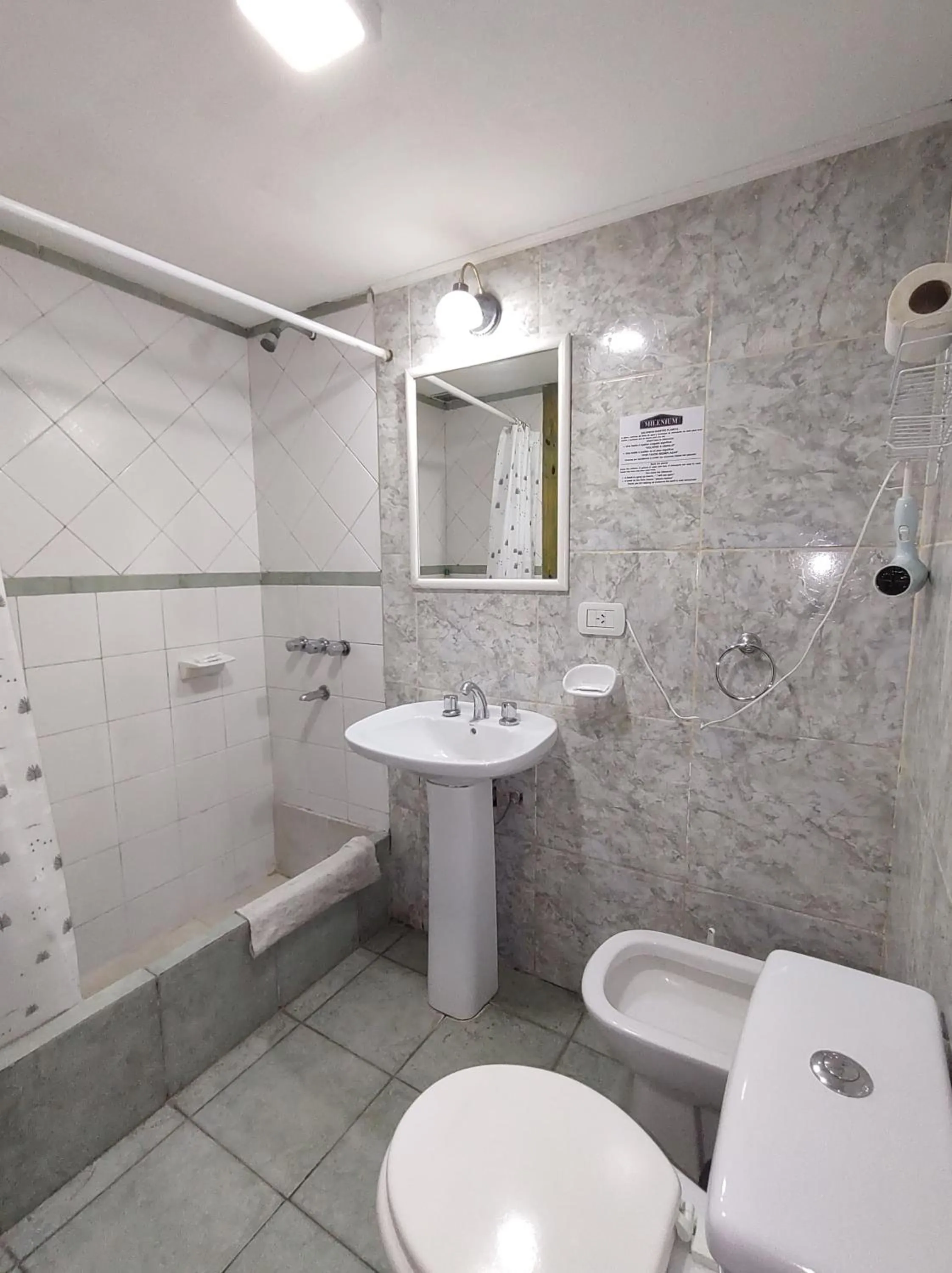 Shower in Plaza Milenium